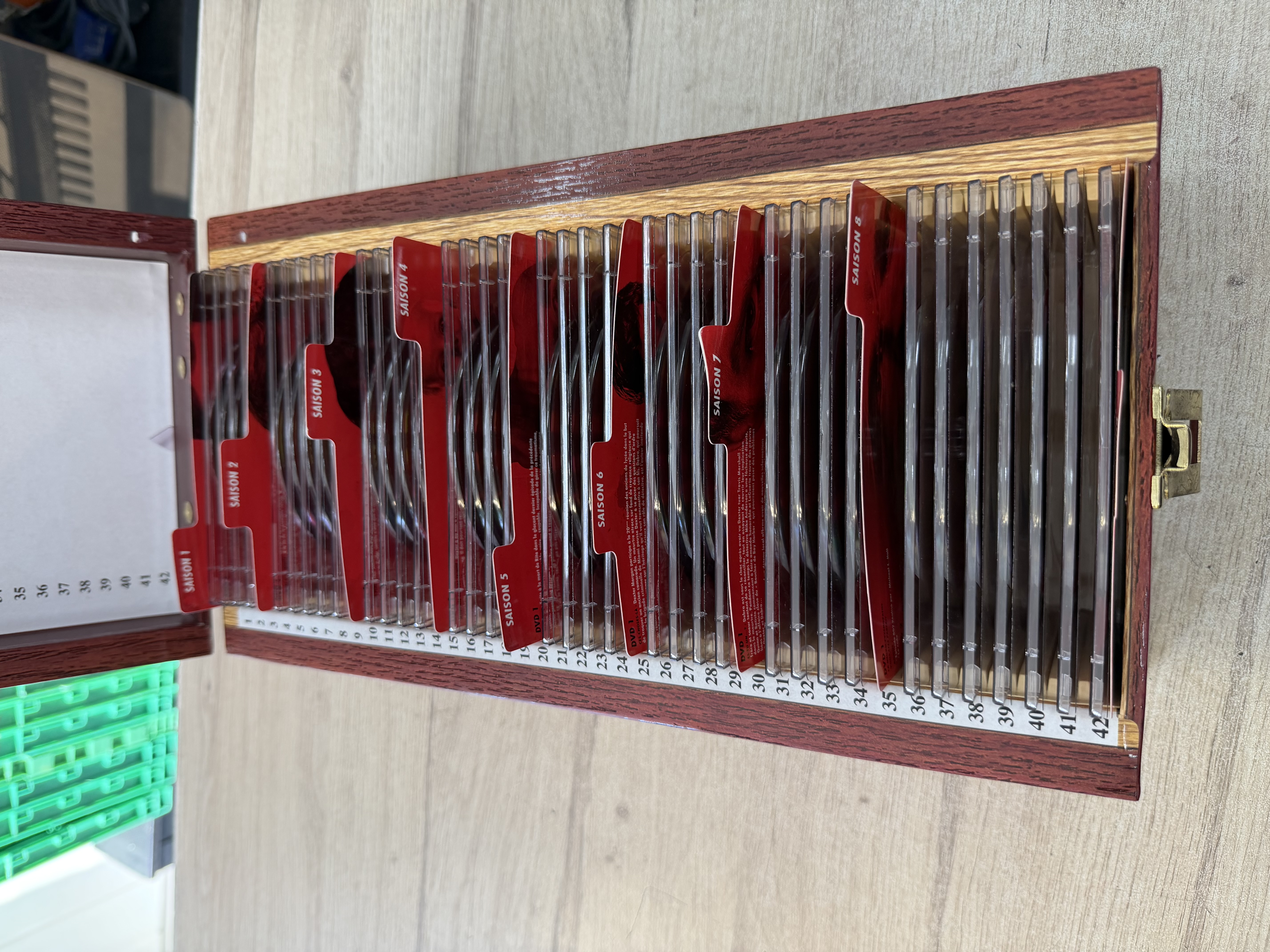 Coffret DVD Dexter intégrale saisons 1 à 8 + Blood Slide Box effet bois — photo 3