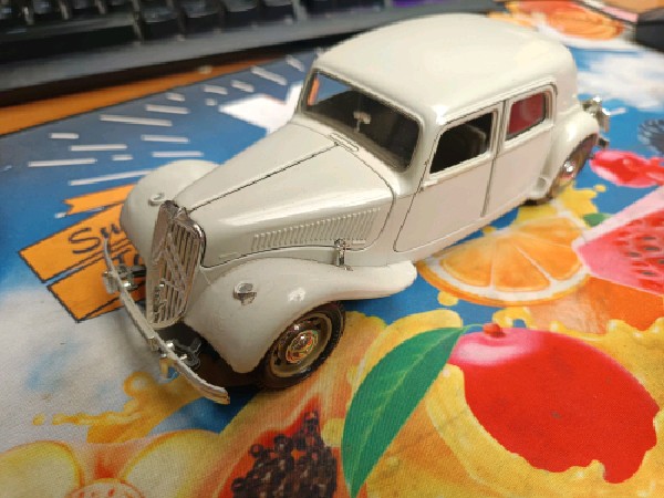 Burago Citroën Traction Avant 15CV 1:24 miniature