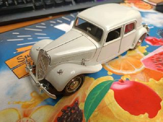 Burago Citroën Traction Avant 15CV 1:24 miniature