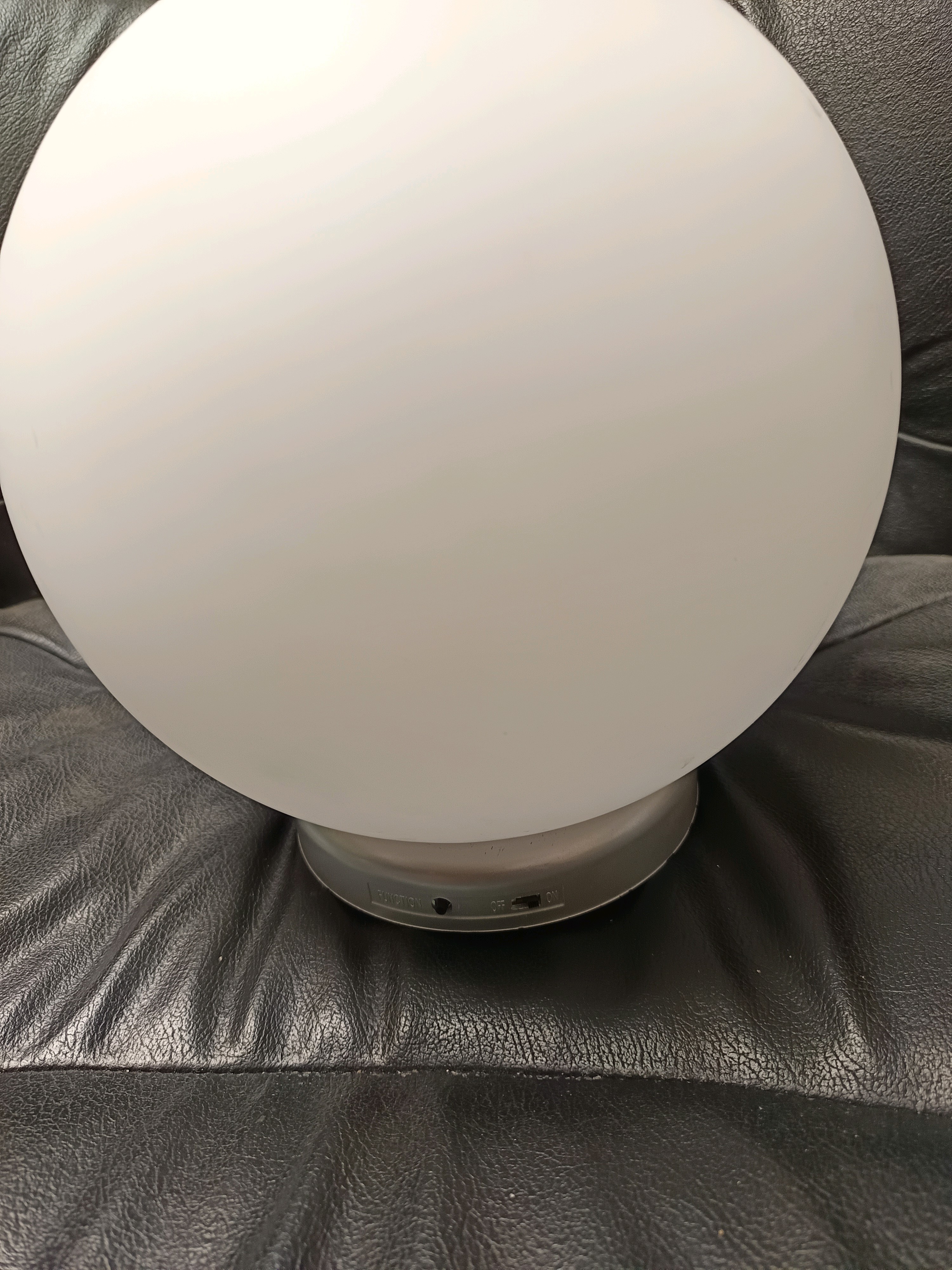 Lampe LED multicolore rechargeable à poser (sphère)