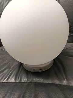 Lampe LED multicolore rechargeable à poser (sphère)