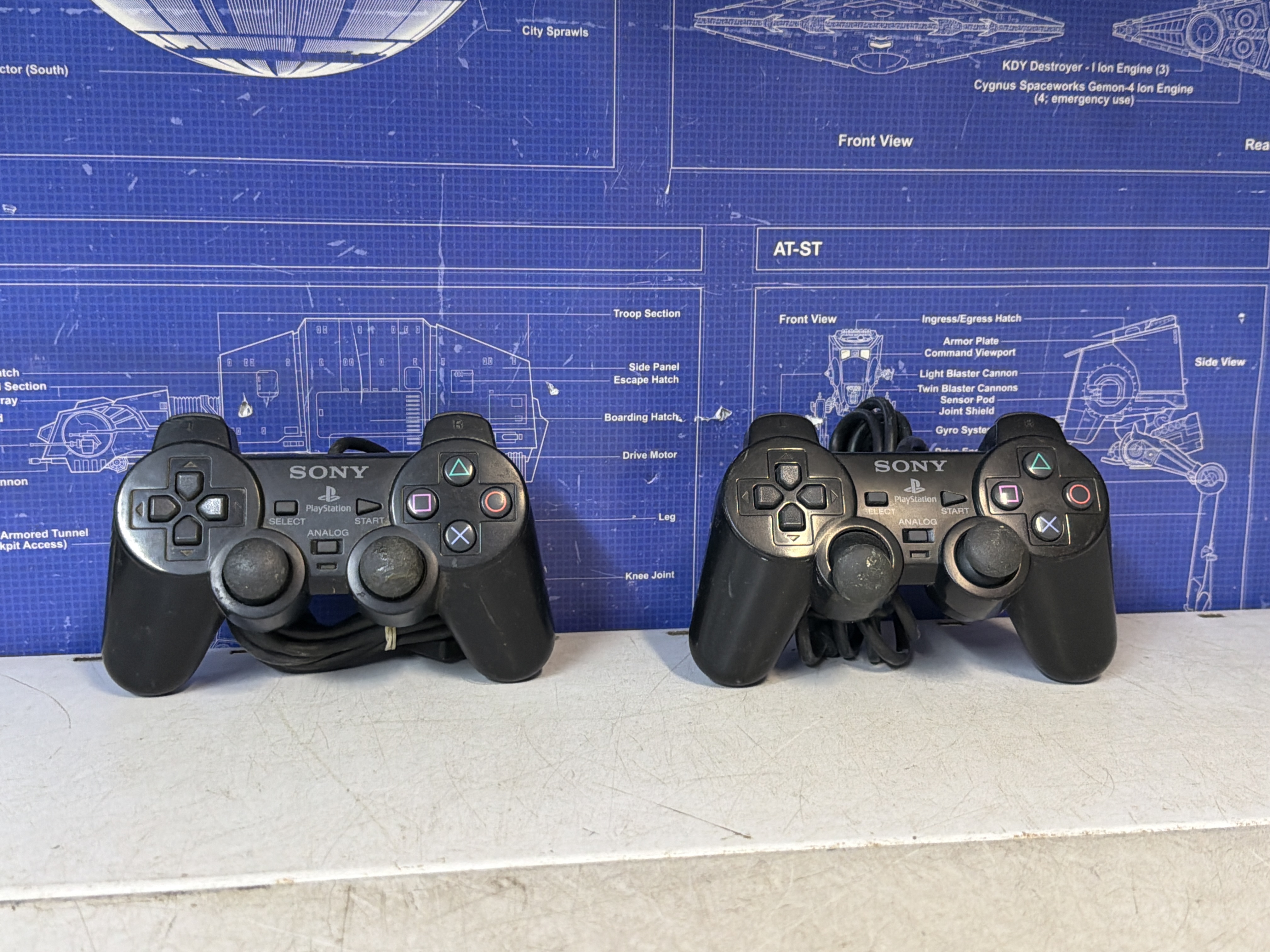 Lot de 2 manettes Sony PS2 pour pièces