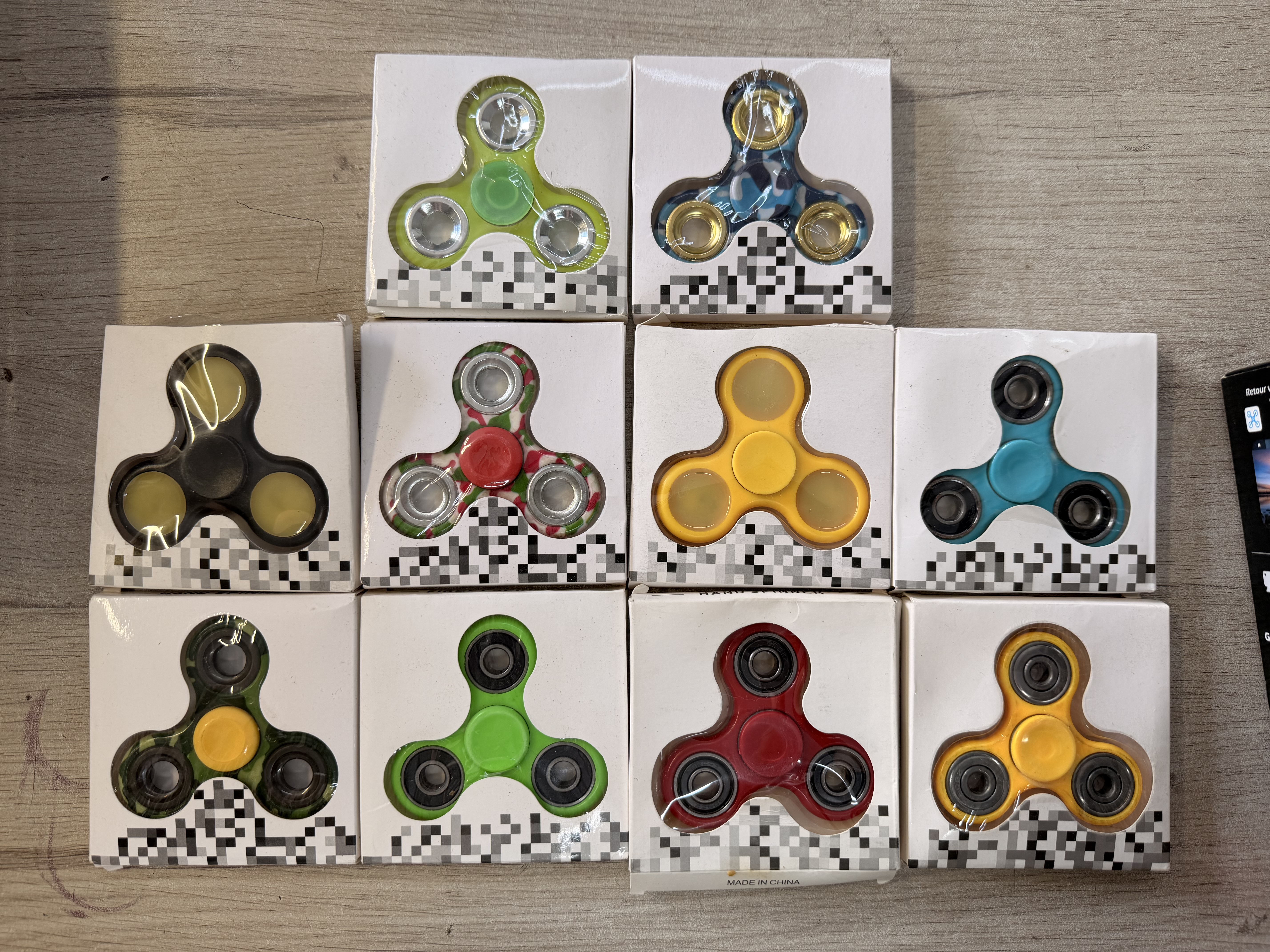 Lot de 10 hand spinners assortis neufs