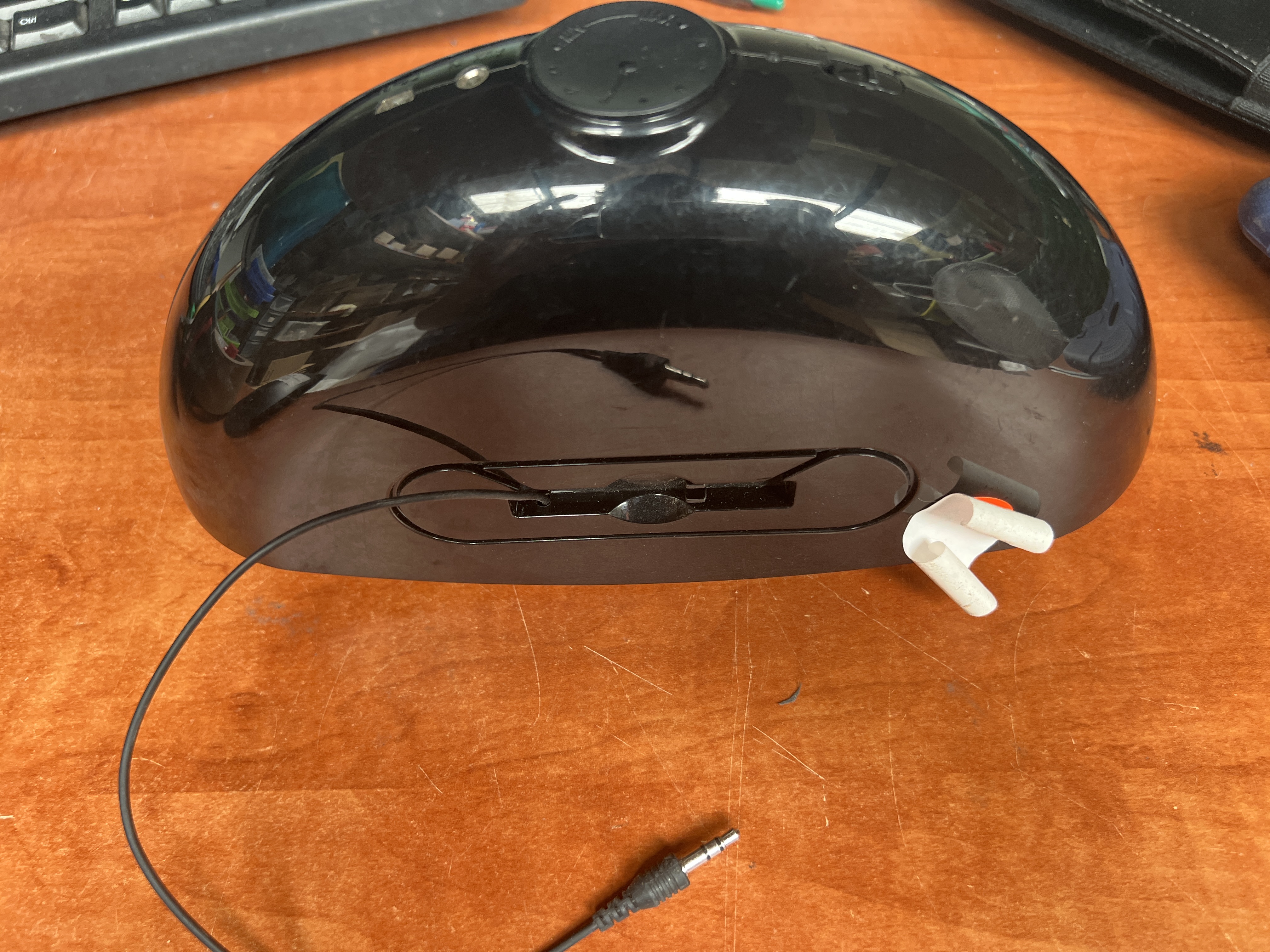 Station d'accueil multimédia noire avec câble audio 3,5 mm