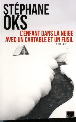 L'enfant Dans La Neige Avec Un Cartable Et Un Fusil