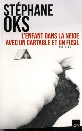 L'enfant Dans La Neige Avec Un Cartable Et Un Fusil