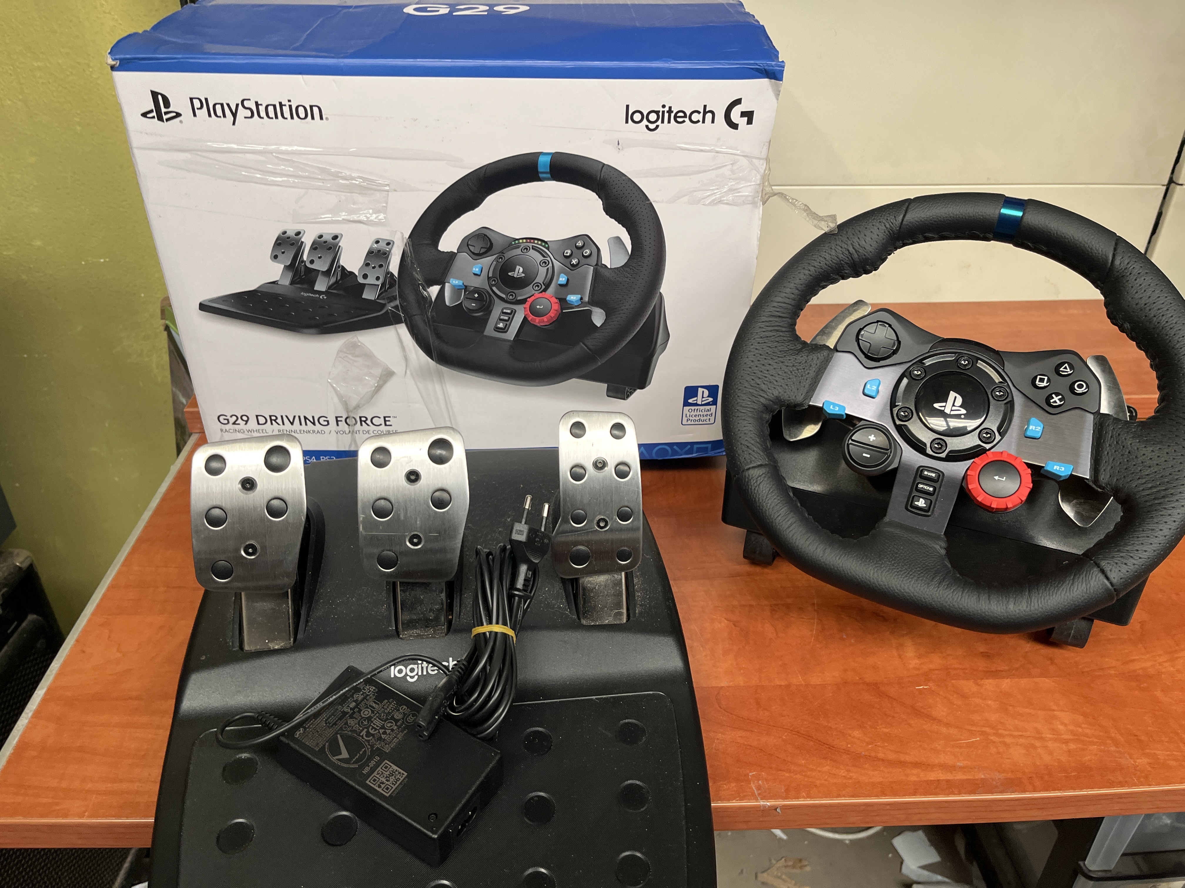 Logitech G29 Driving Force volant et pédalier — photo 3