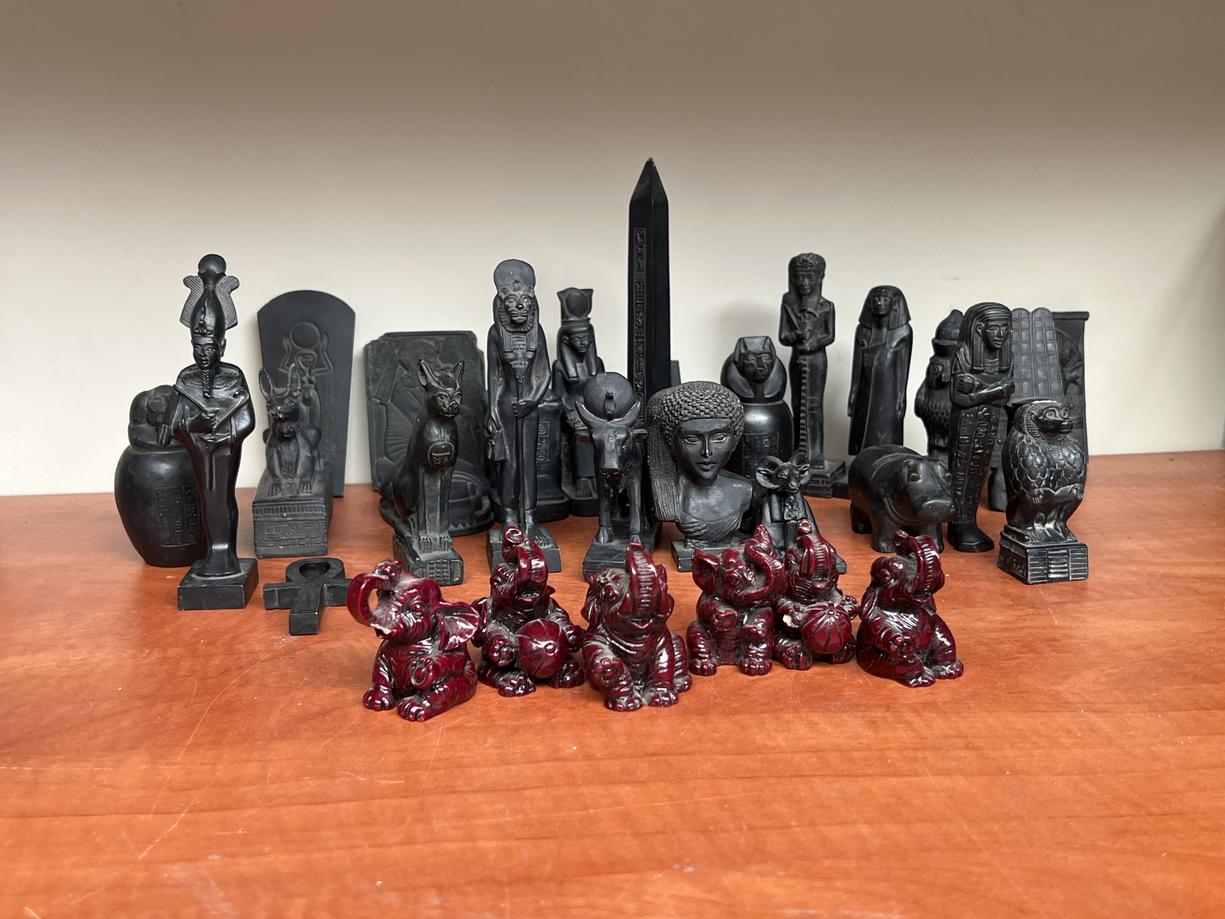 Lot de statuettes style Égypte ancienne et figurines décoratives