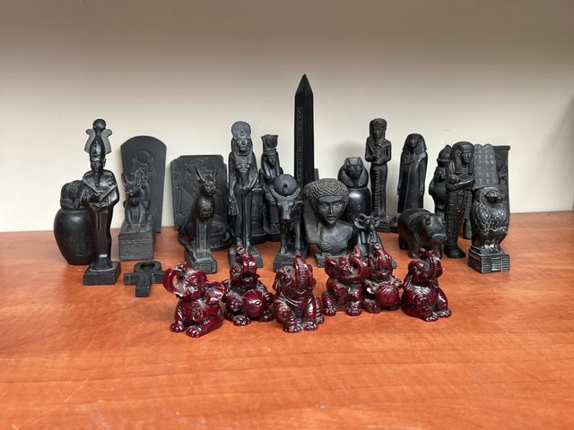 Lot de statuettes style Égypte ancienne et figurines décoratives