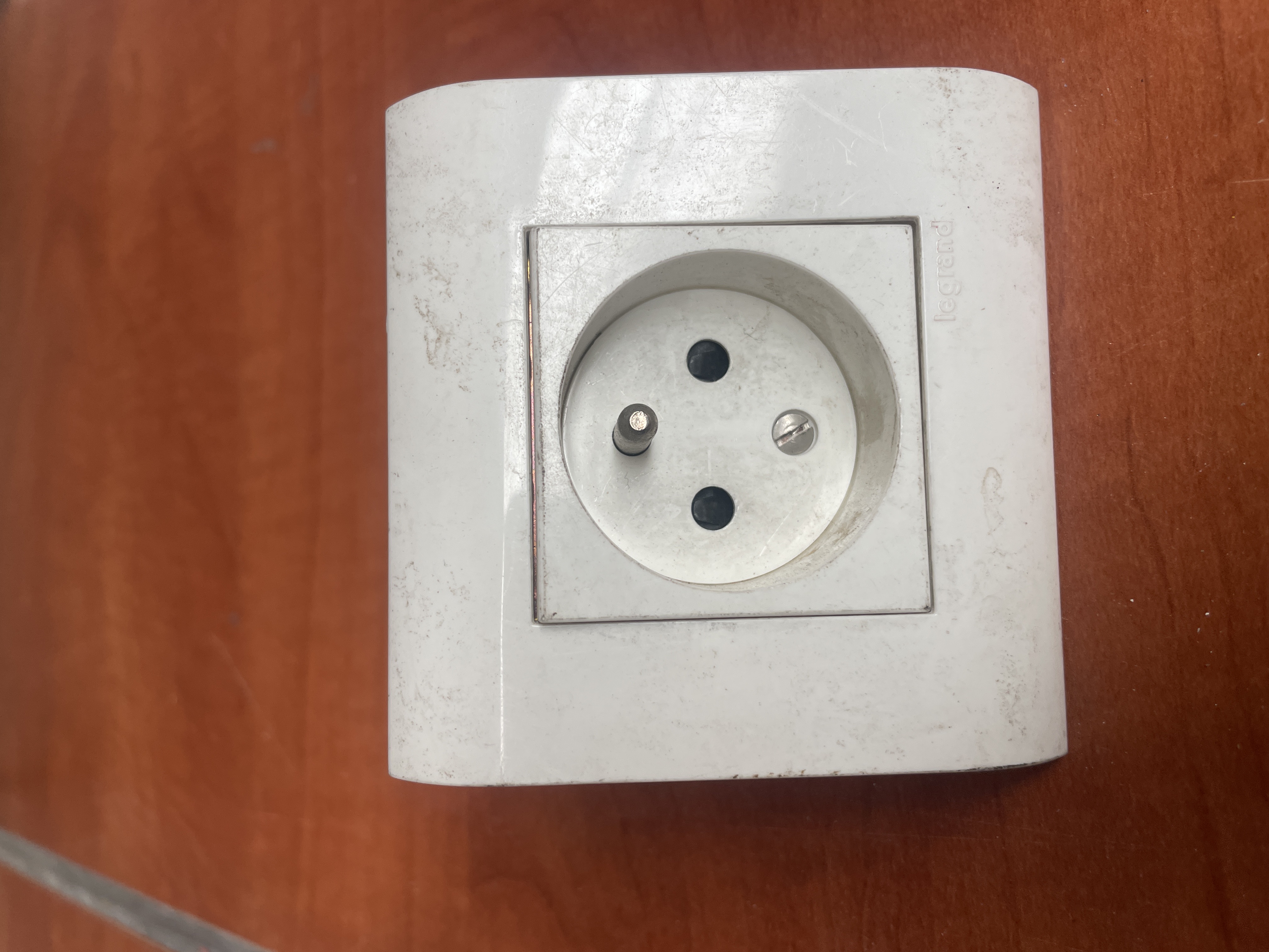 Prise électrique murale Legrand 2P+T blanche