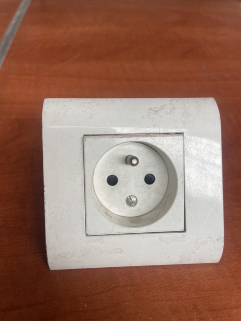 Prise électrique murale Legrand 2P+T blanche