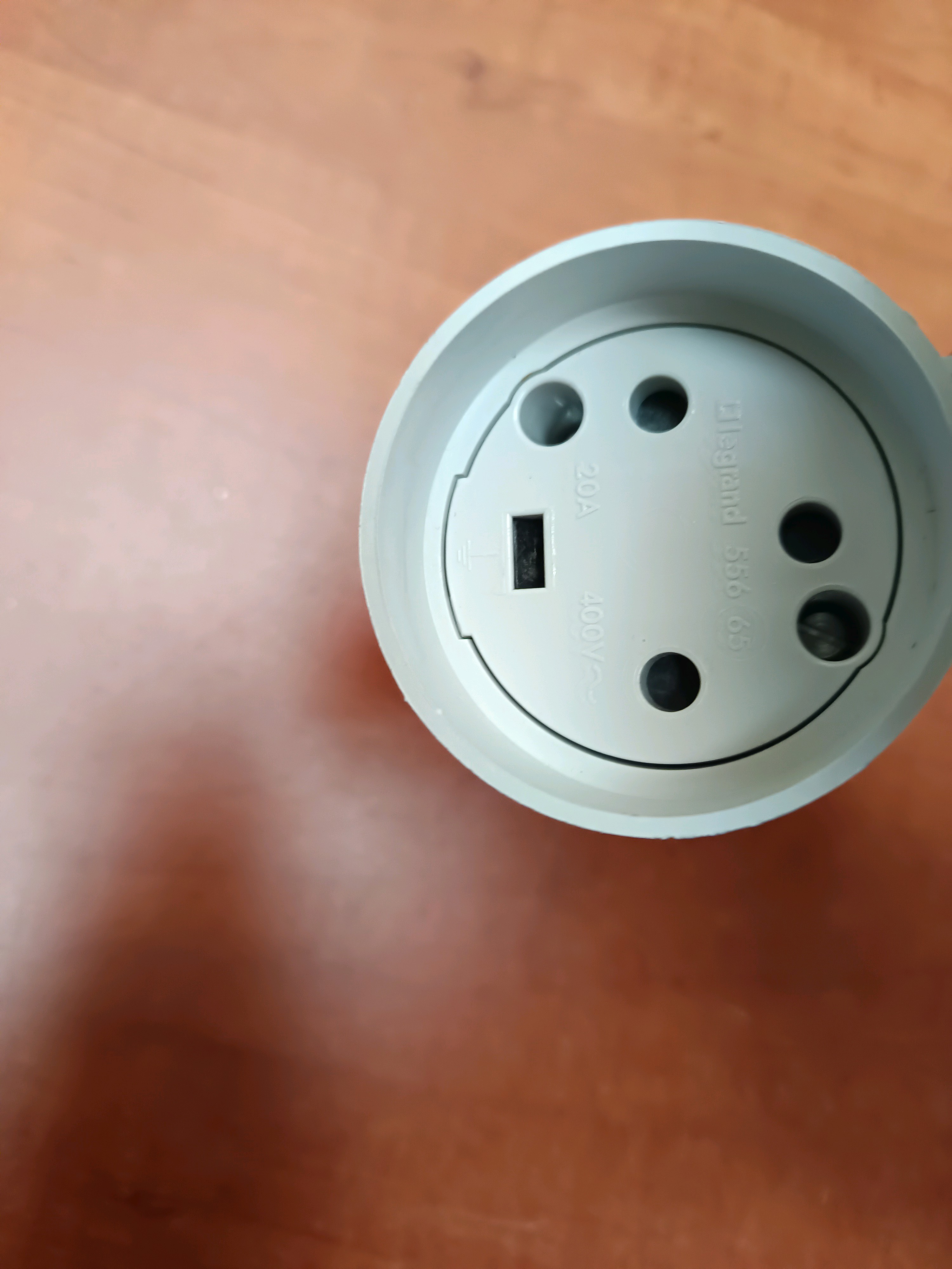 Prolongateur 3P+T 20A 400V avec volet de protection - Legrand — photo 2