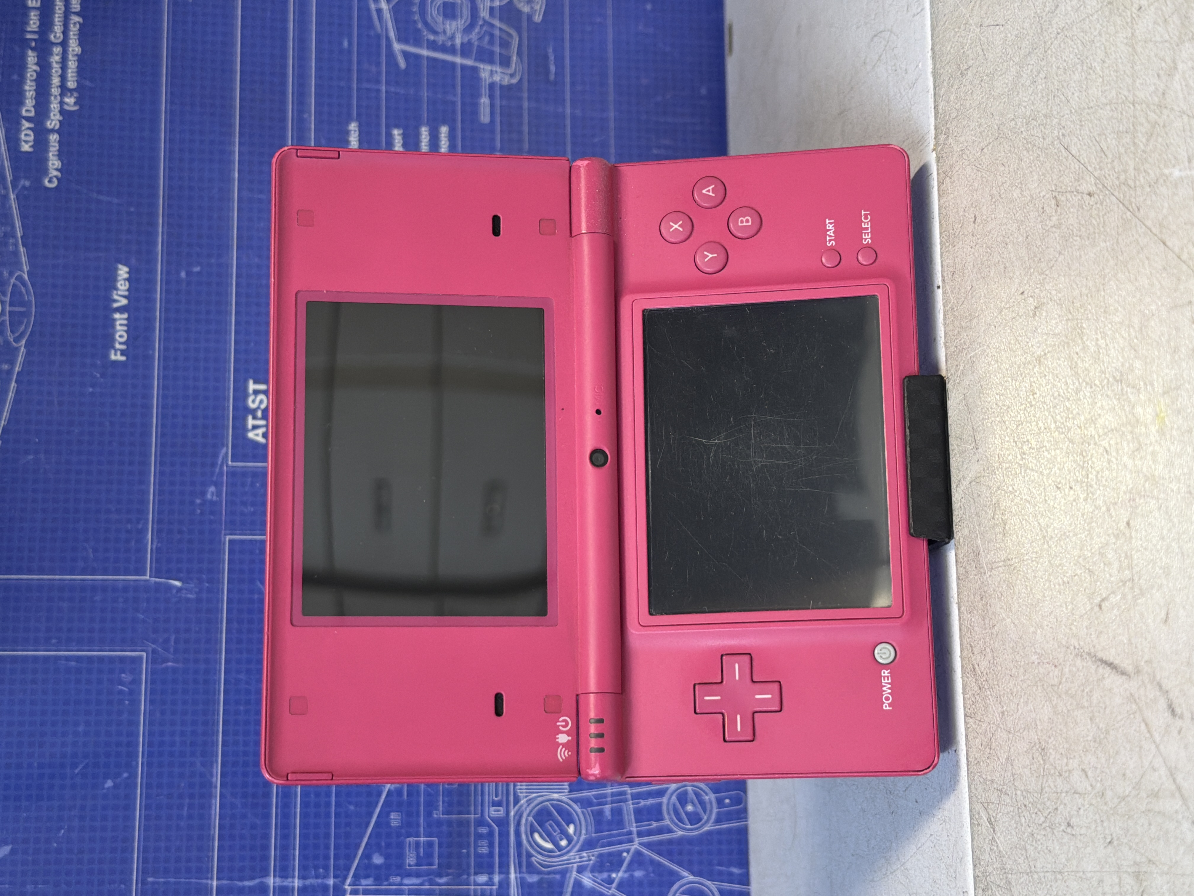 Nintendo DSi rose pour pièces ou réparation