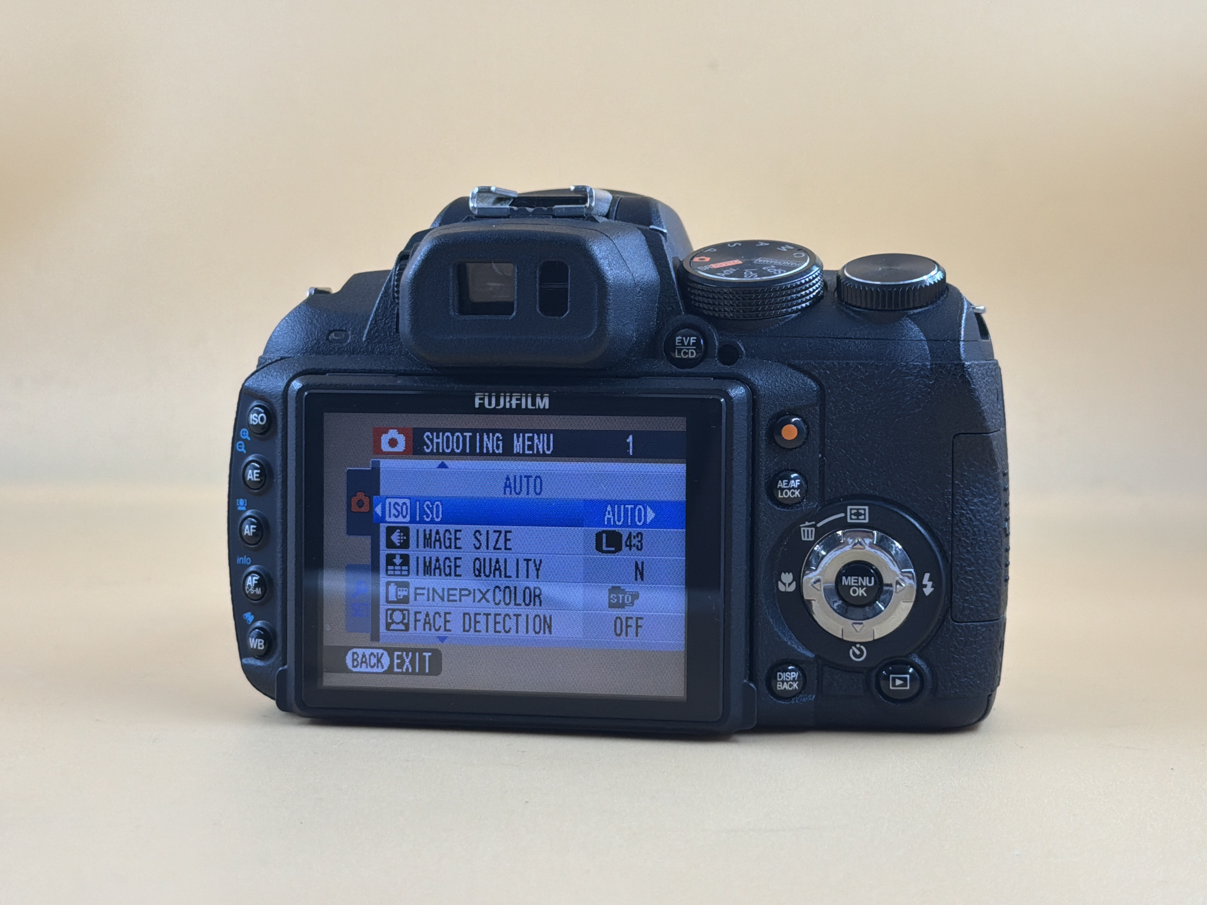 Fujifilm FinePix HS10 appareil photo bridge zoom 30x 24-720 mm — photo 2