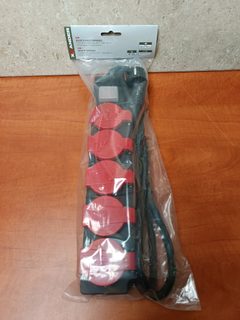 Multiprise 4 prises avec clapets de protection et interrupteur – noir