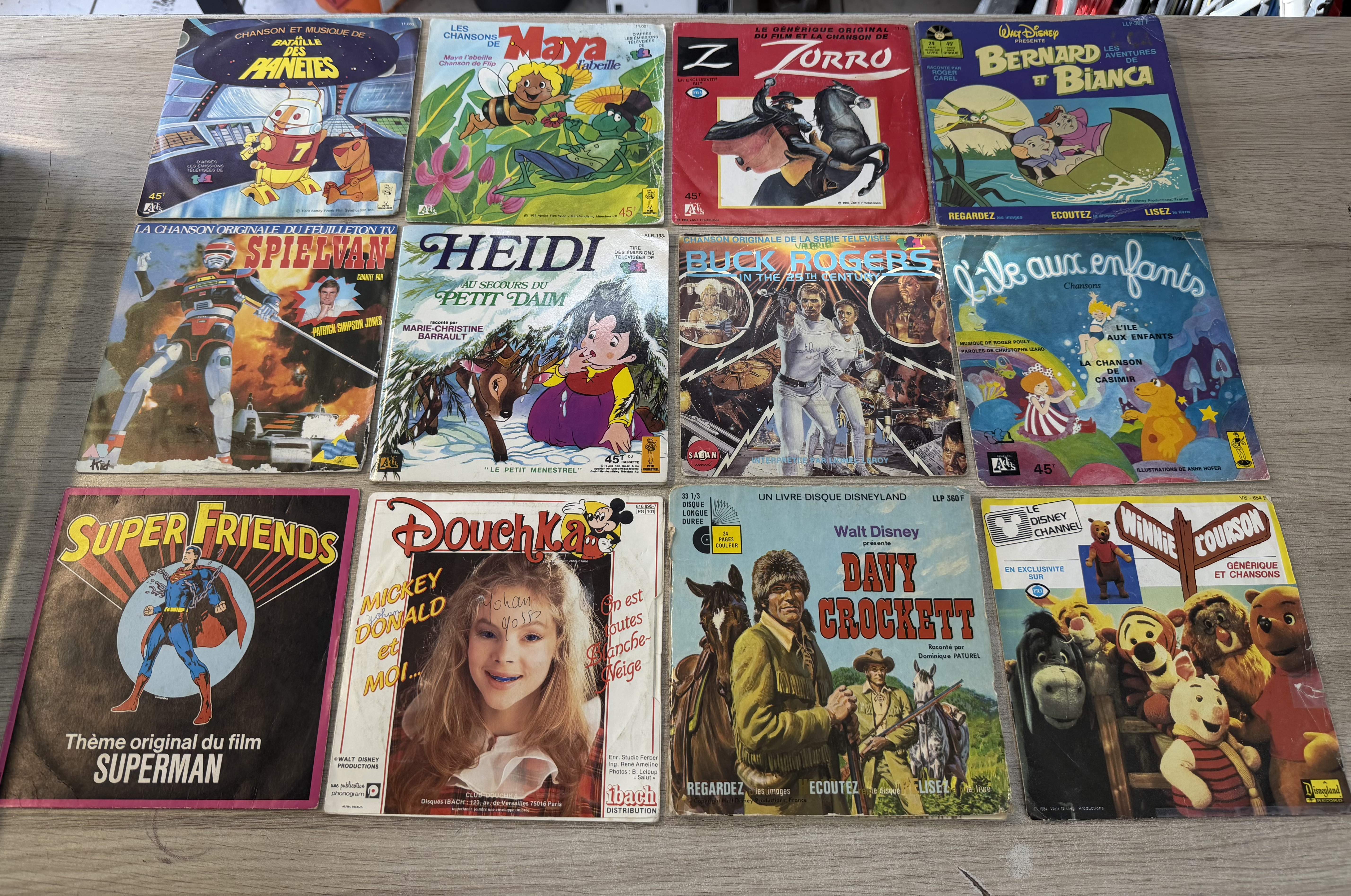 Lot de 12 vinyles 45 tours dessins animés et séries jeunesse