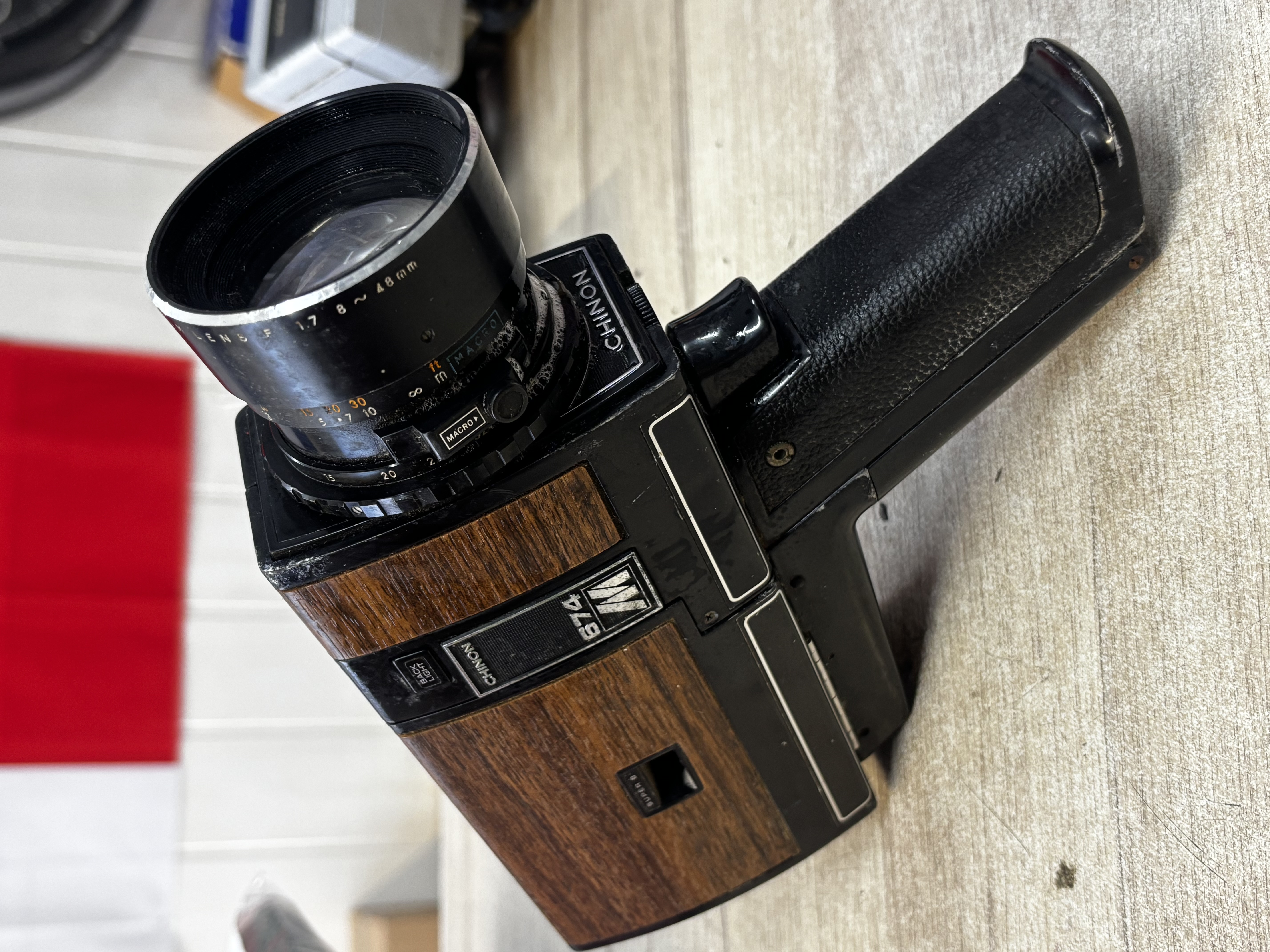 Caméra Super 8 Chinon 674M avec objectif reflex zoom macro 1:1.7/8-48mm