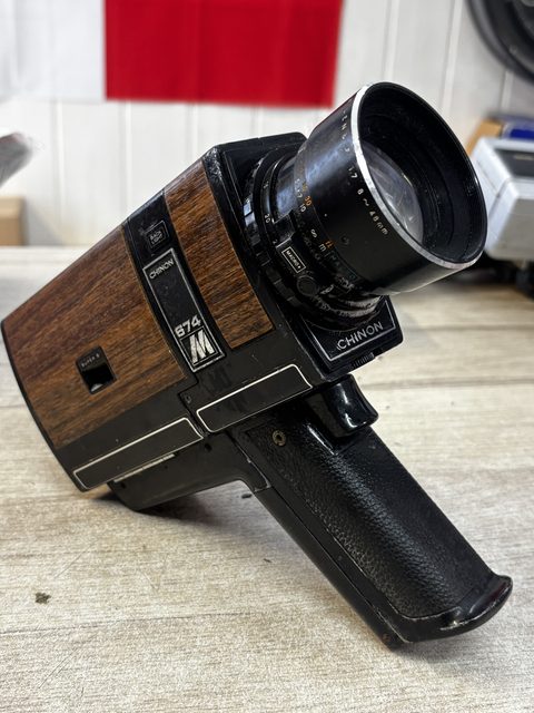Caméra Super 8 Chinon 674M avec objectif reflex zoom macro 1:1.7/8-48mm