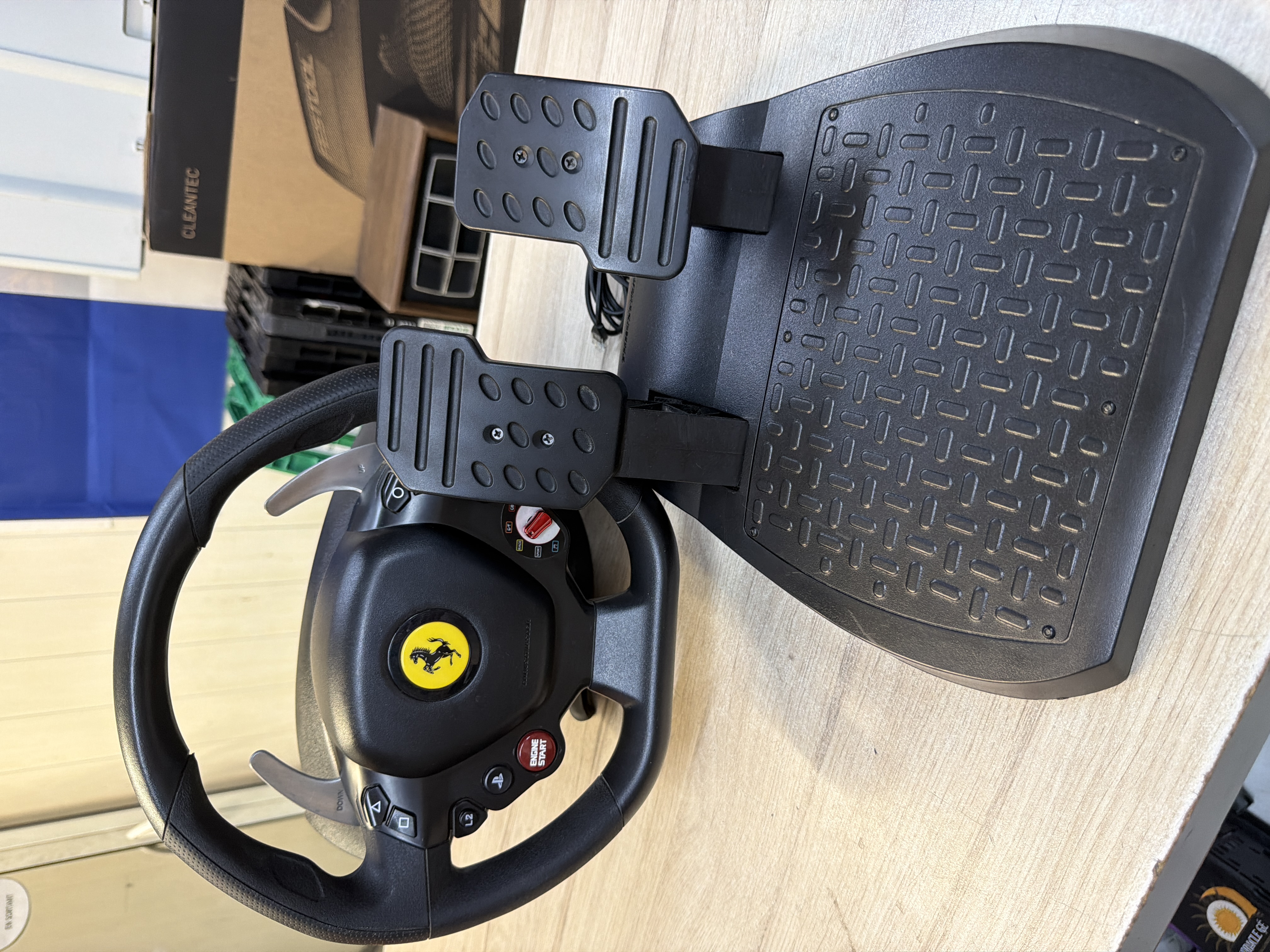 Volant Thrustmaster T80 Ferrari 488 GTB pour PS4 avec pédalier