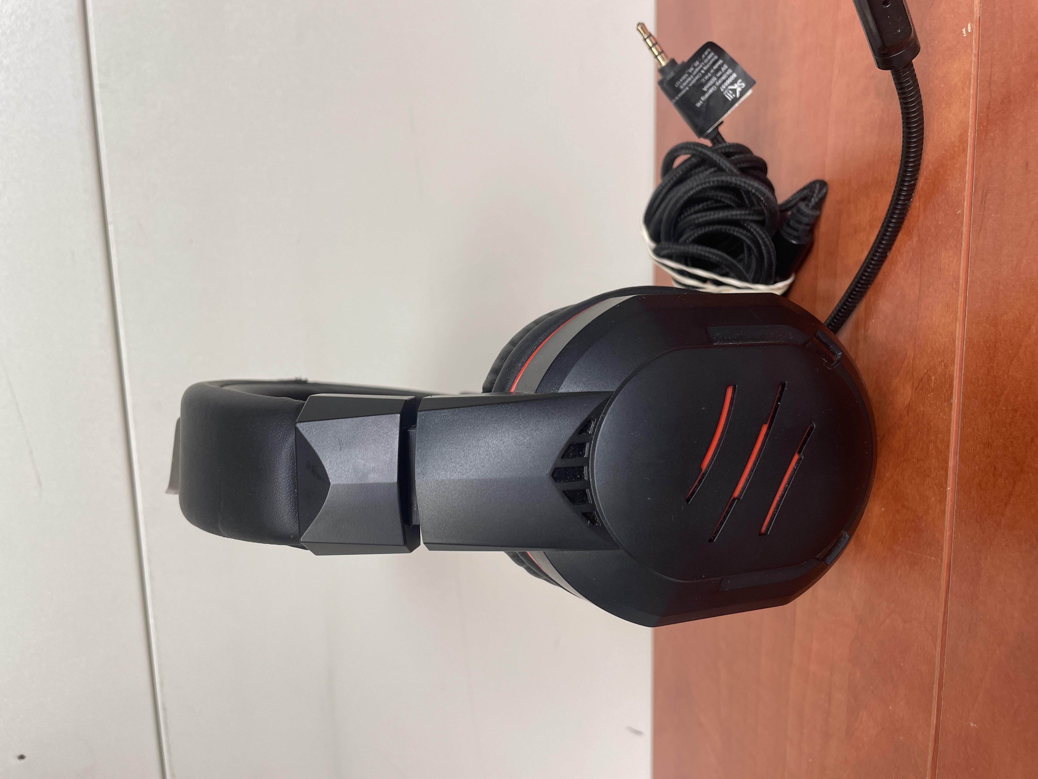 Casque gaming filaire avec micro jack 3,5 mm noir rouge — photo 2