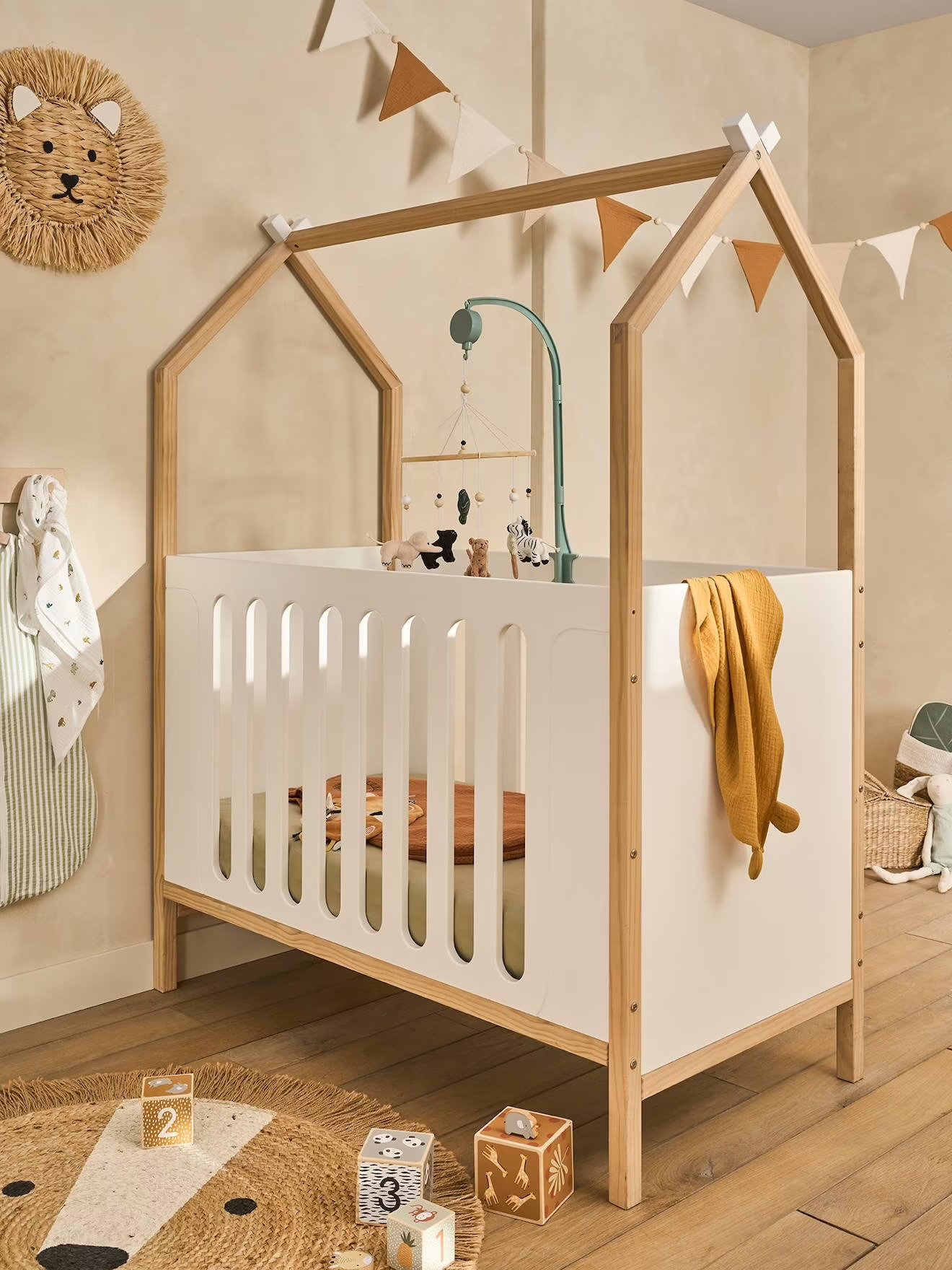 Lit bébé cabane Vertbaudet 60 x 120 cm avec matelas Orchestra