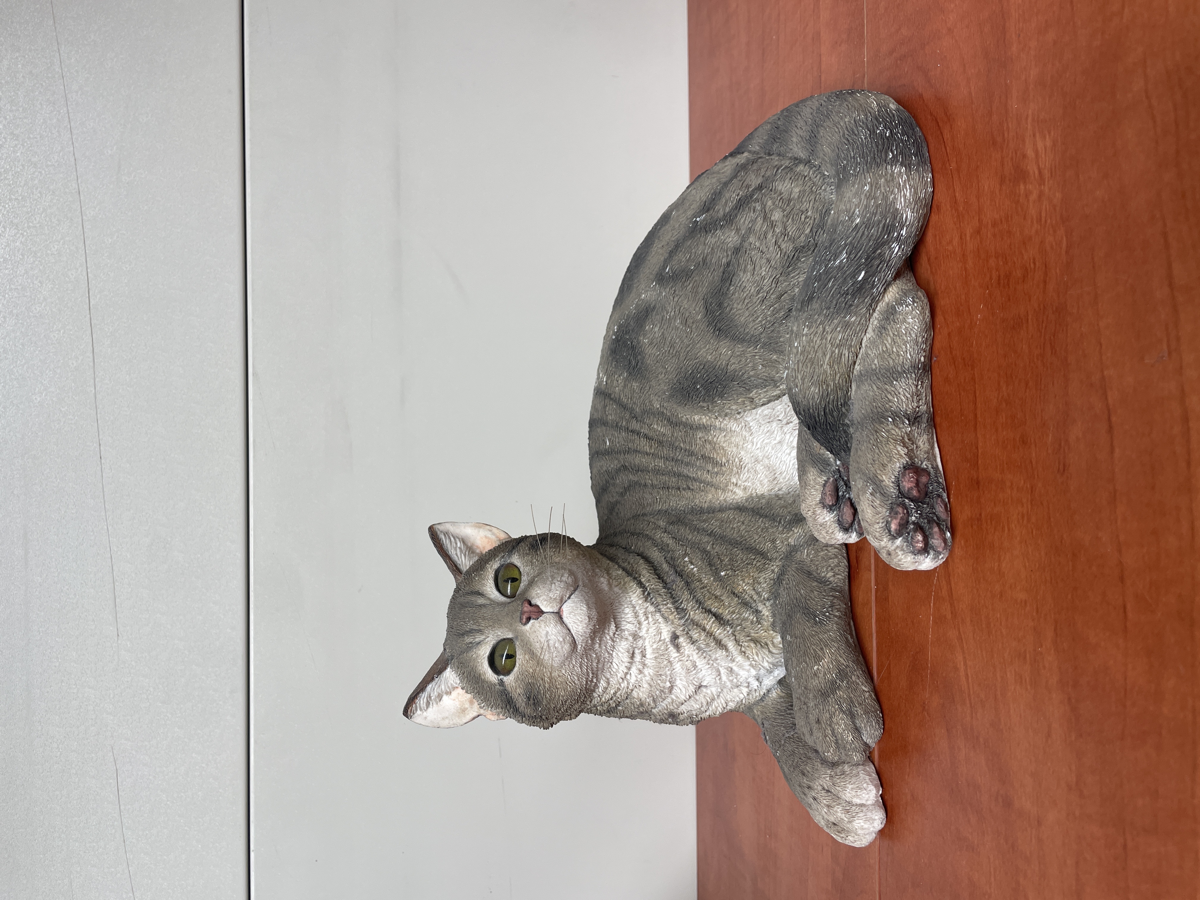 Figurine chat allongé décorative réaliste