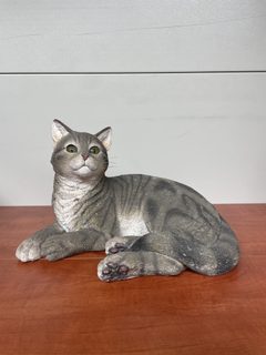 Figurine chat allongé décorative réaliste