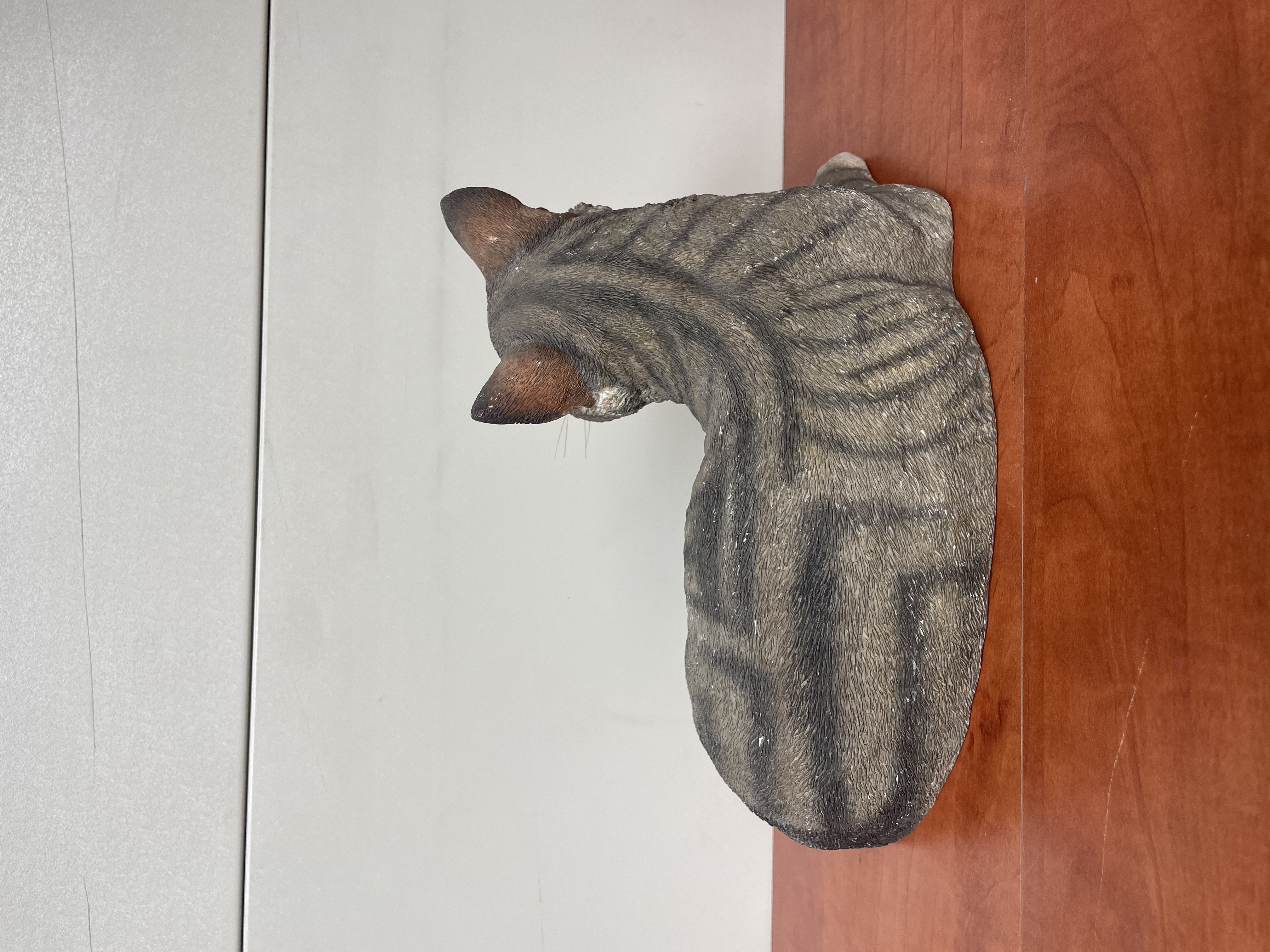 Figurine chat allongé décorative réaliste — photo 2