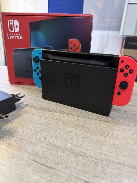 Console Nintendo Switch Joy-Con bleu néon rouge néon
