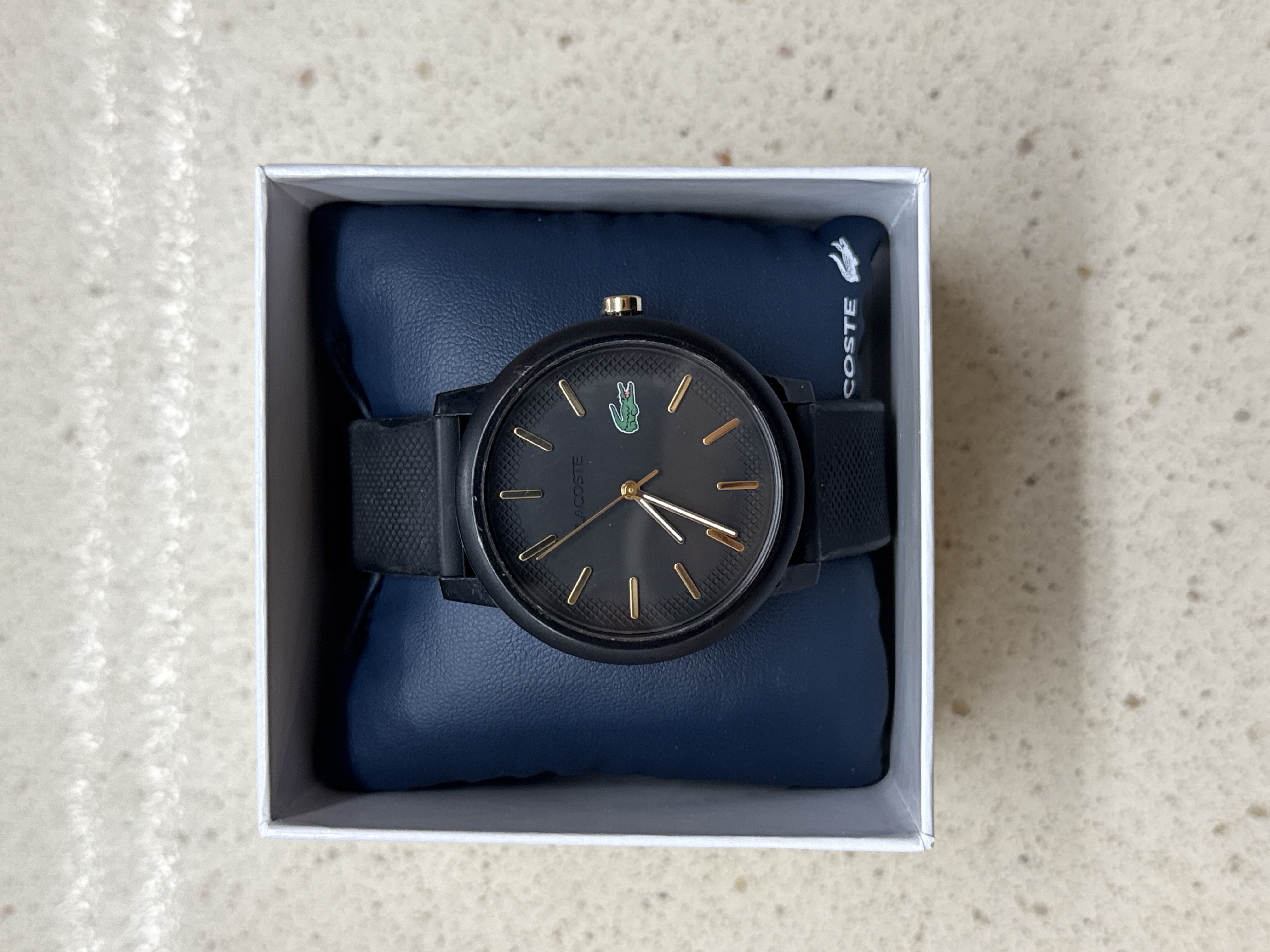 Montre Lacoste noire, cadran noir à index dorés