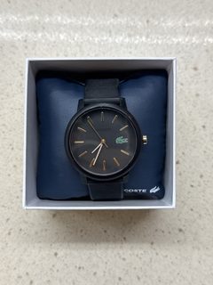 Montre Lacoste noire, cadran noir à index dorés