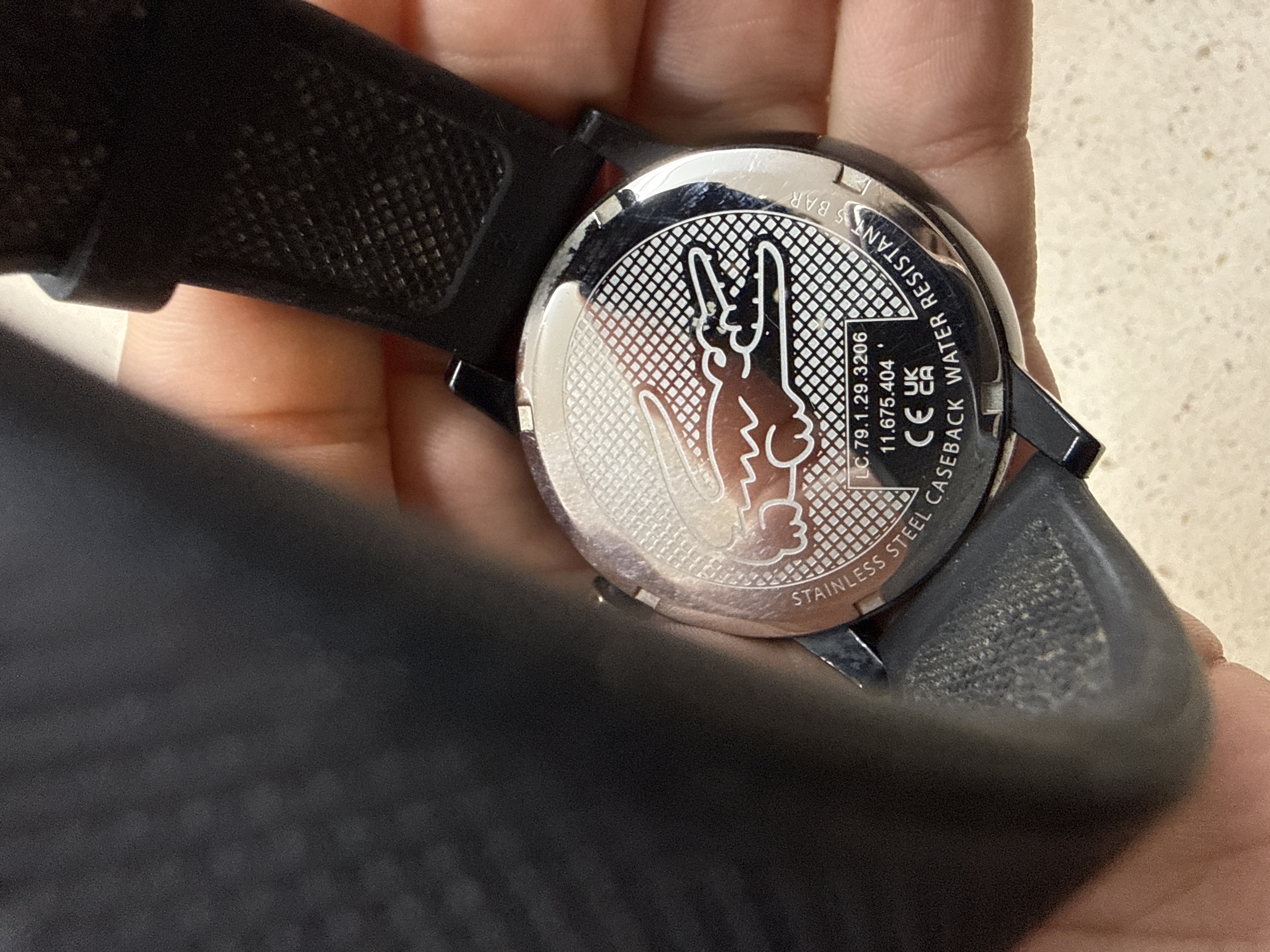 Montre Lacoste noire, cadran noir à index dorés — photo 2