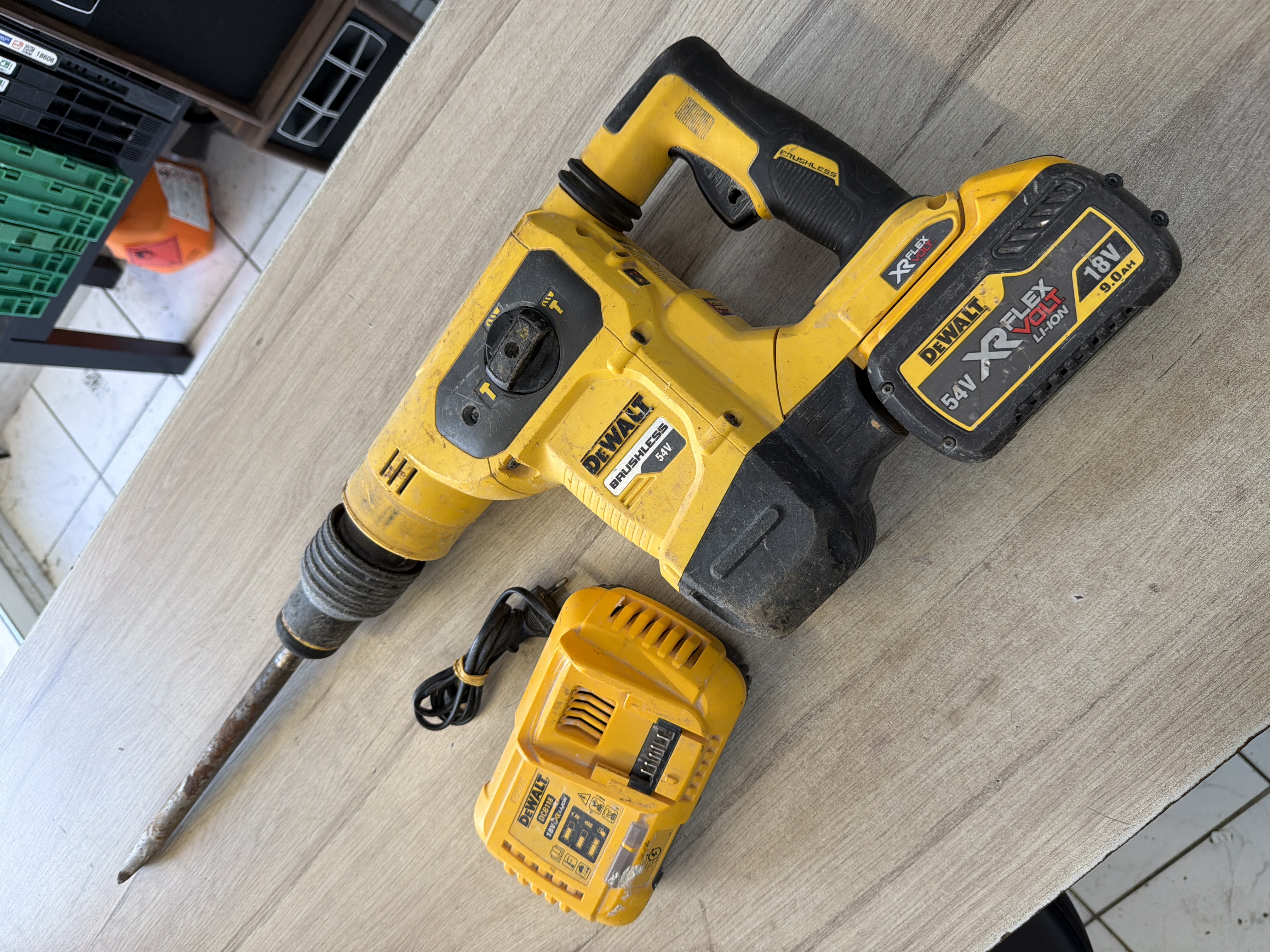 Marteau perforateur DeWalt DCH481 54V XR FlexVolt avec batterie et chargeur