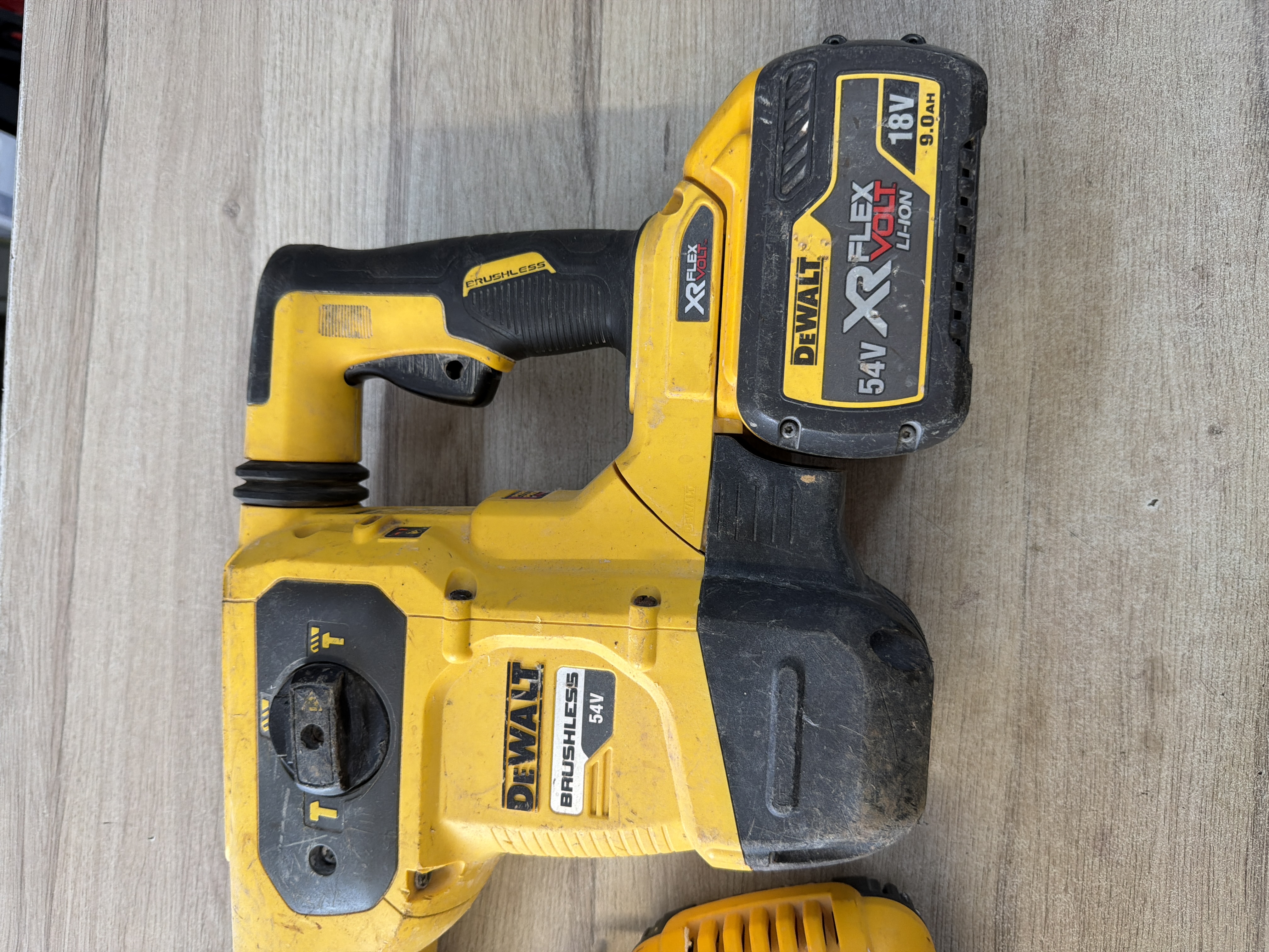 Marteau perforateur DeWalt DCH481 54V XR FlexVolt avec batterie et chargeur — photo 2