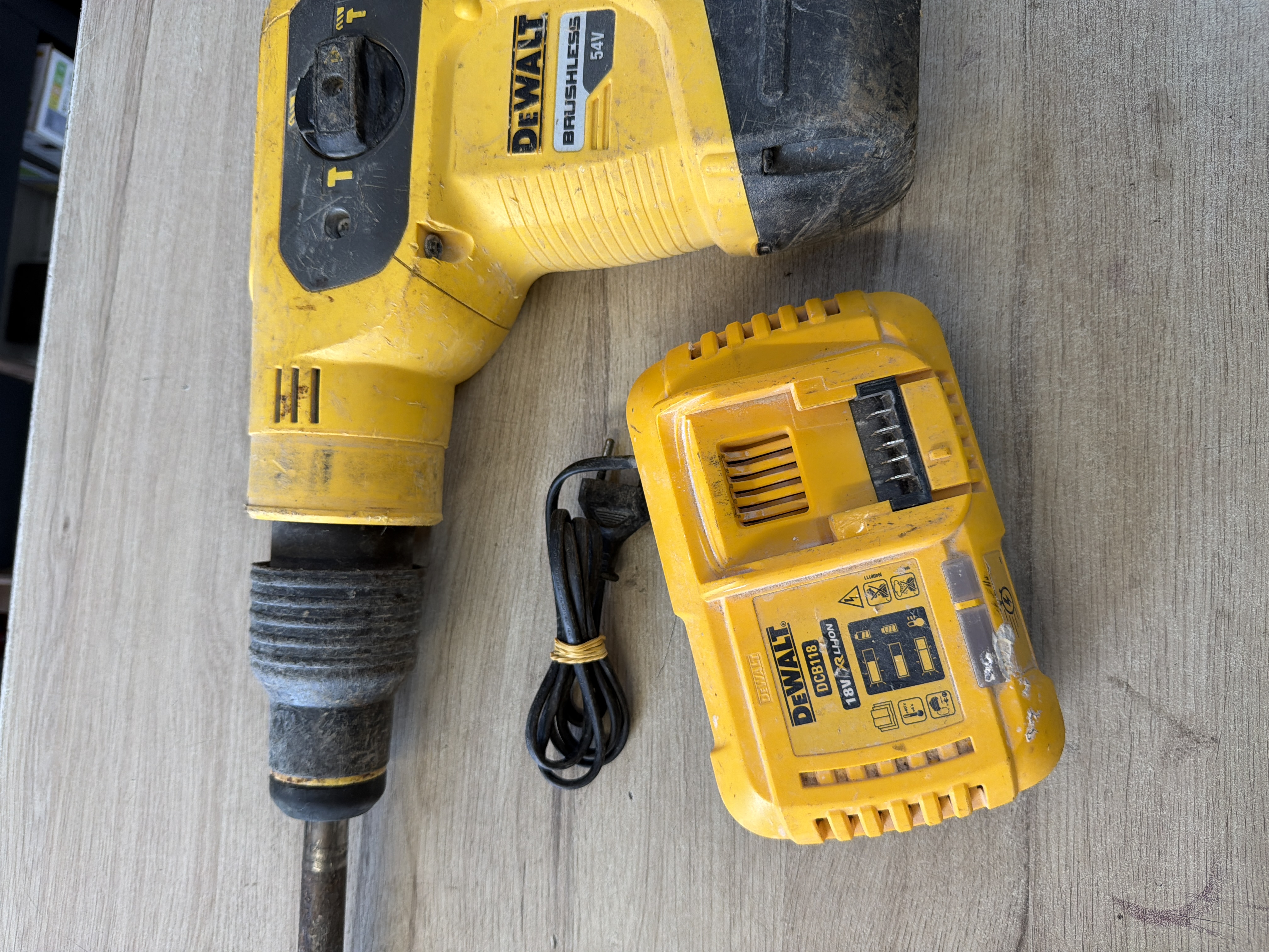 Marteau perforateur DeWalt DCH481 54V XR FlexVolt avec batterie et chargeur — photo 3
