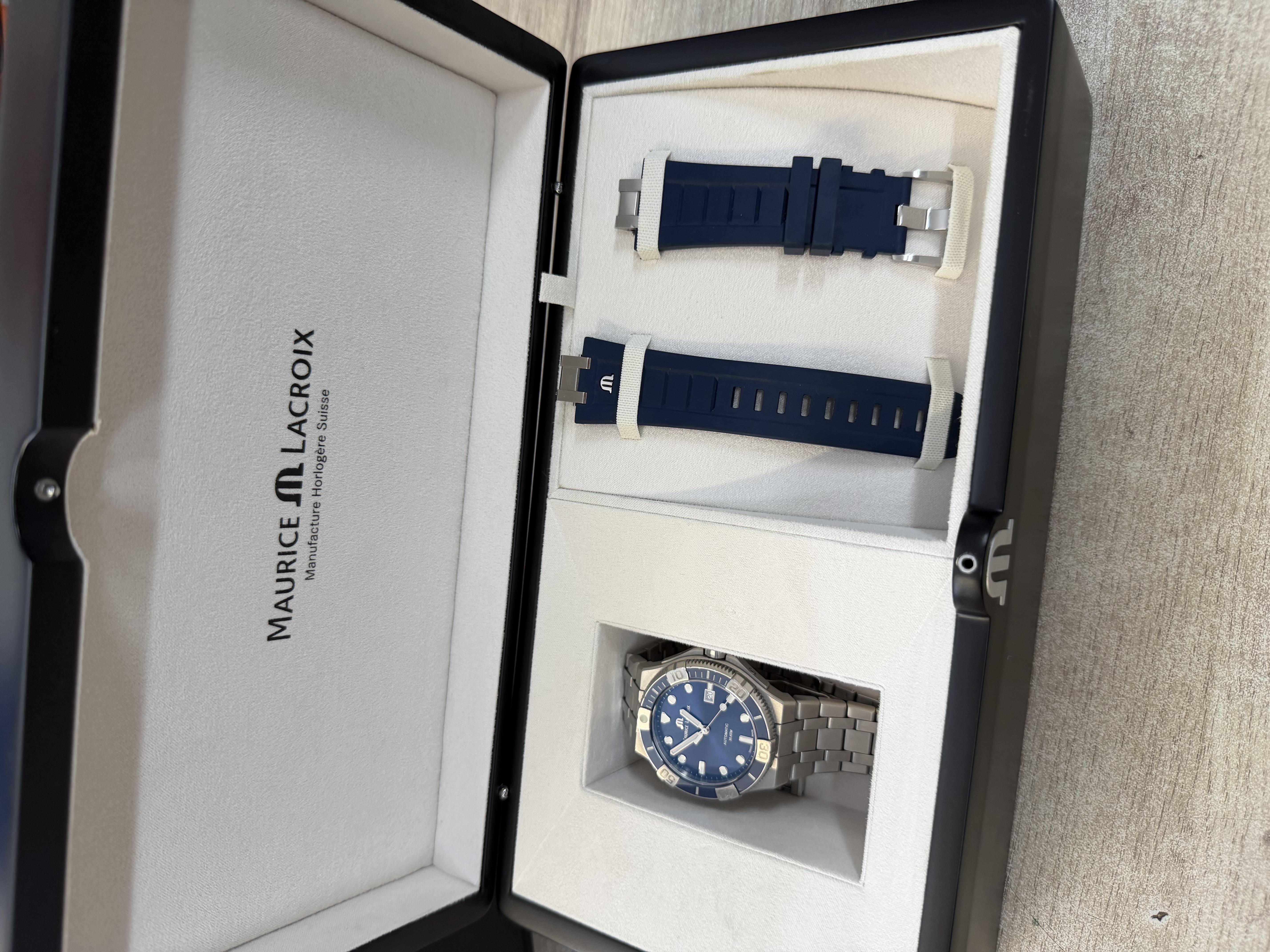 Montre Maurice Lacroix Aikon Venturer Automatique 43 mm bleue AI6058-SS002-430-2