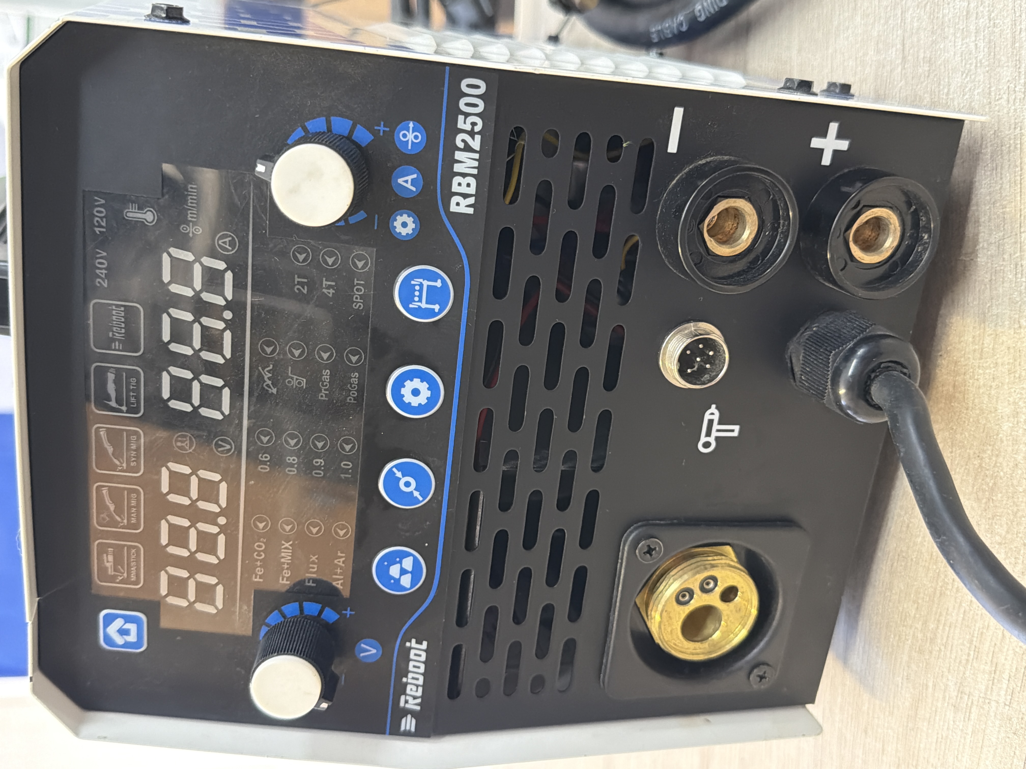 Poste à souder Reboot RBM2500 MIG multiprocédé — photo 2