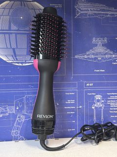 Brosse chauffante Revlon ovale noir et rose