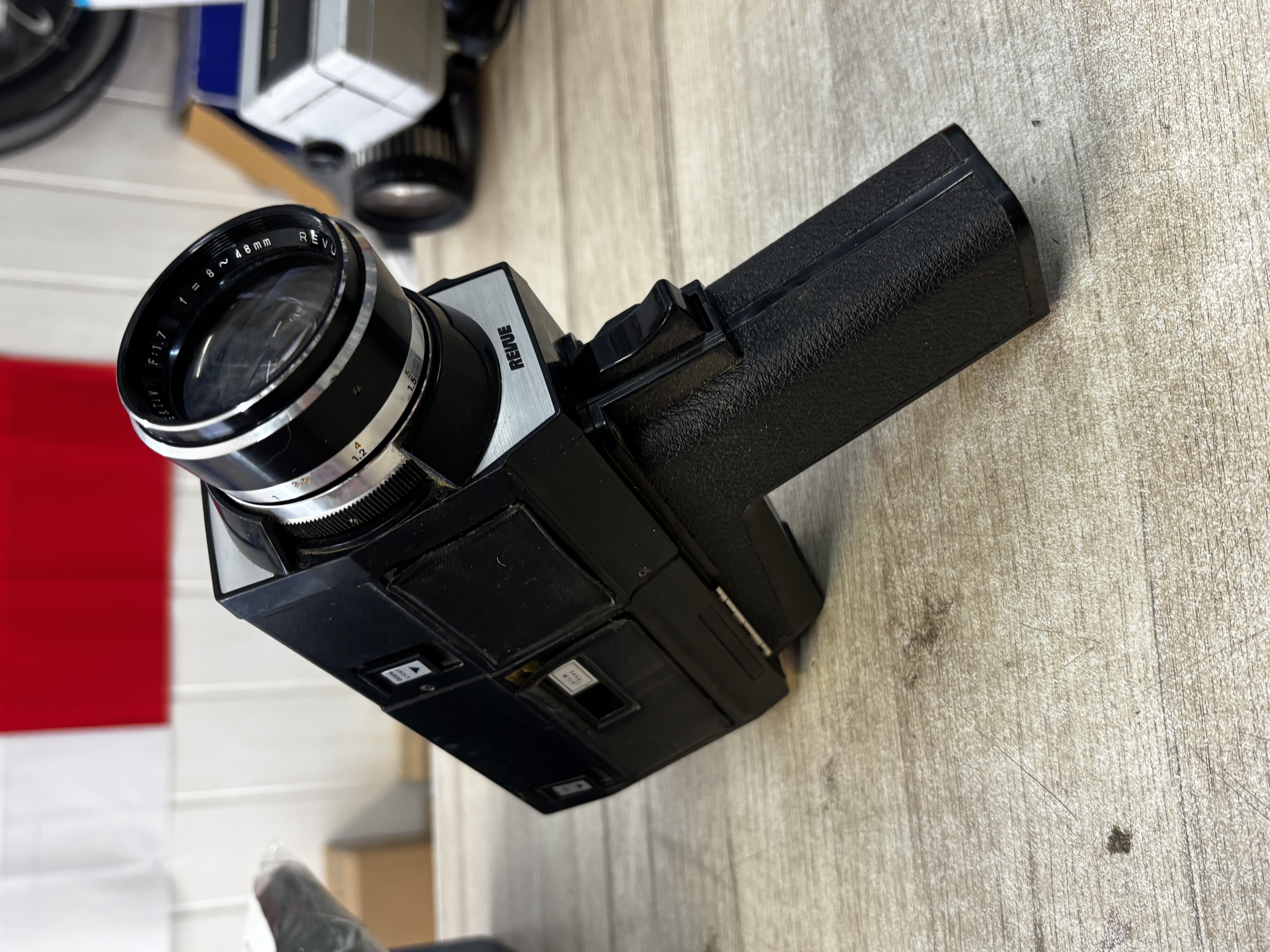 Caméra Super 8 Revue avec objectif SKNA 1:1.7 f=8-48mm