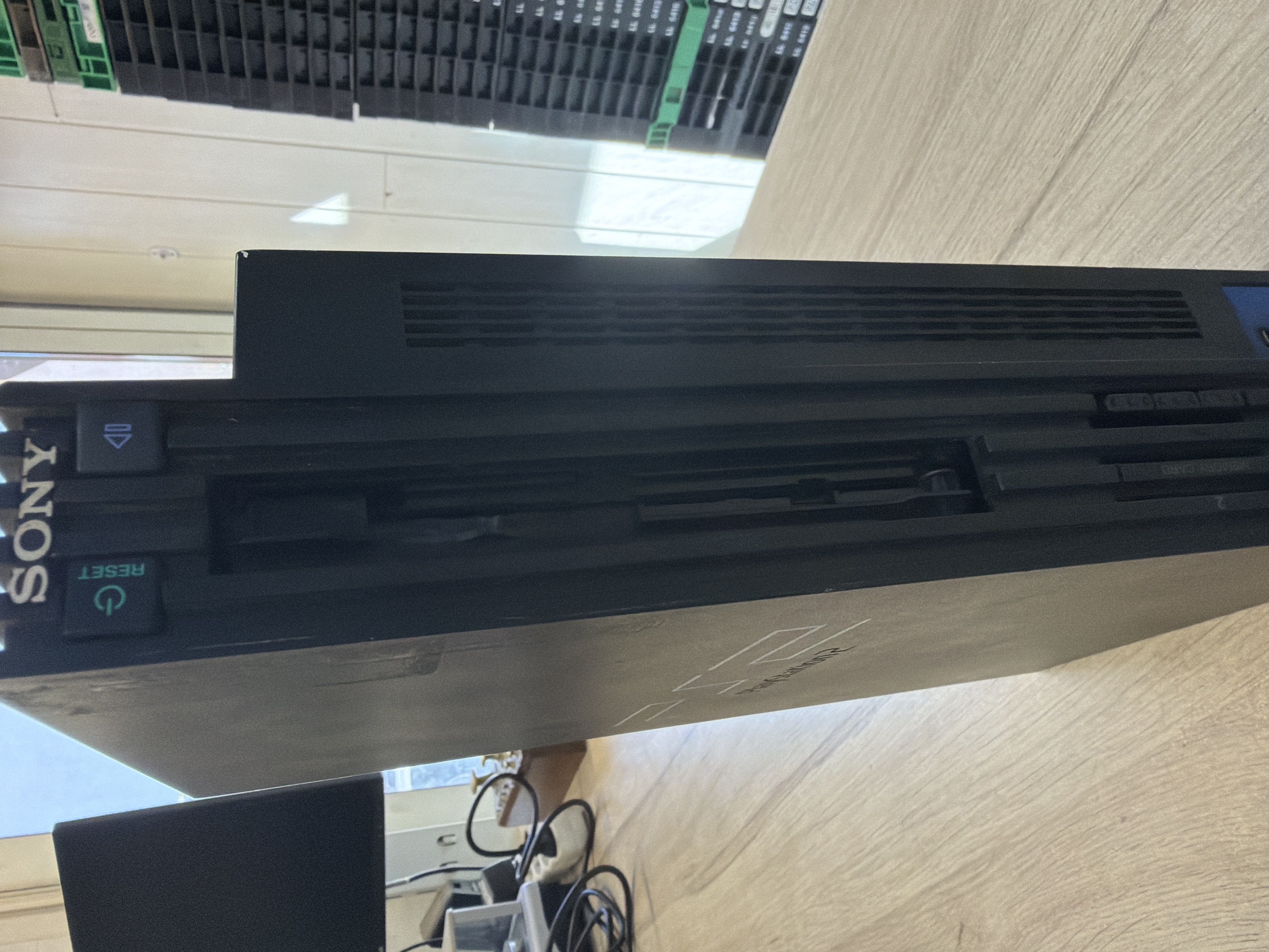 Console Sony PlayStation 2 Slim noire avec manette et câbles — photo 2