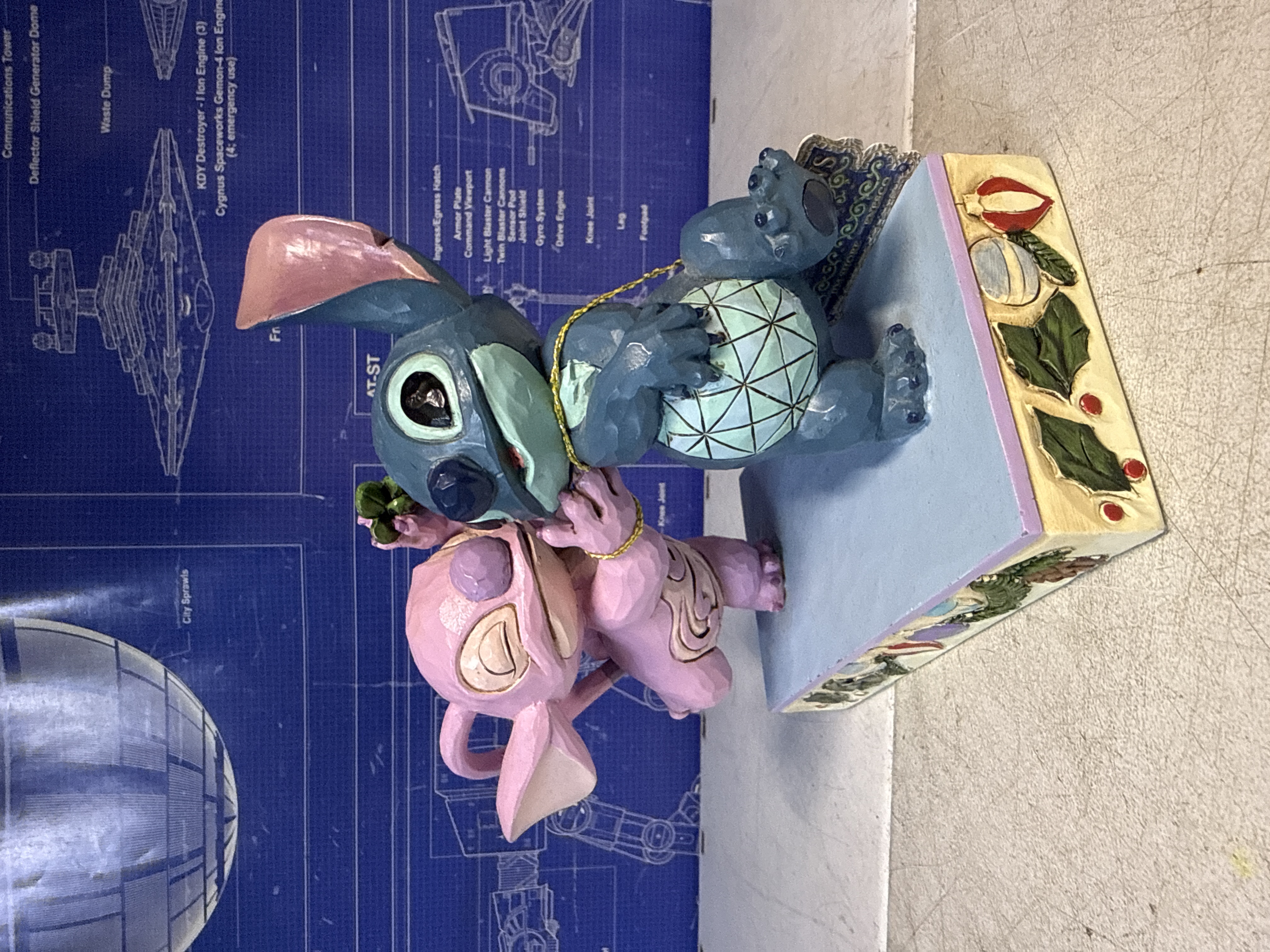 Figurine Disney Lilo & Stitch Angel et Stitch sur socle décoré — photo 2