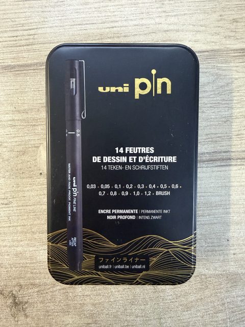Boîte métallique de 14 feutres Uni Pin Fine Line 2022