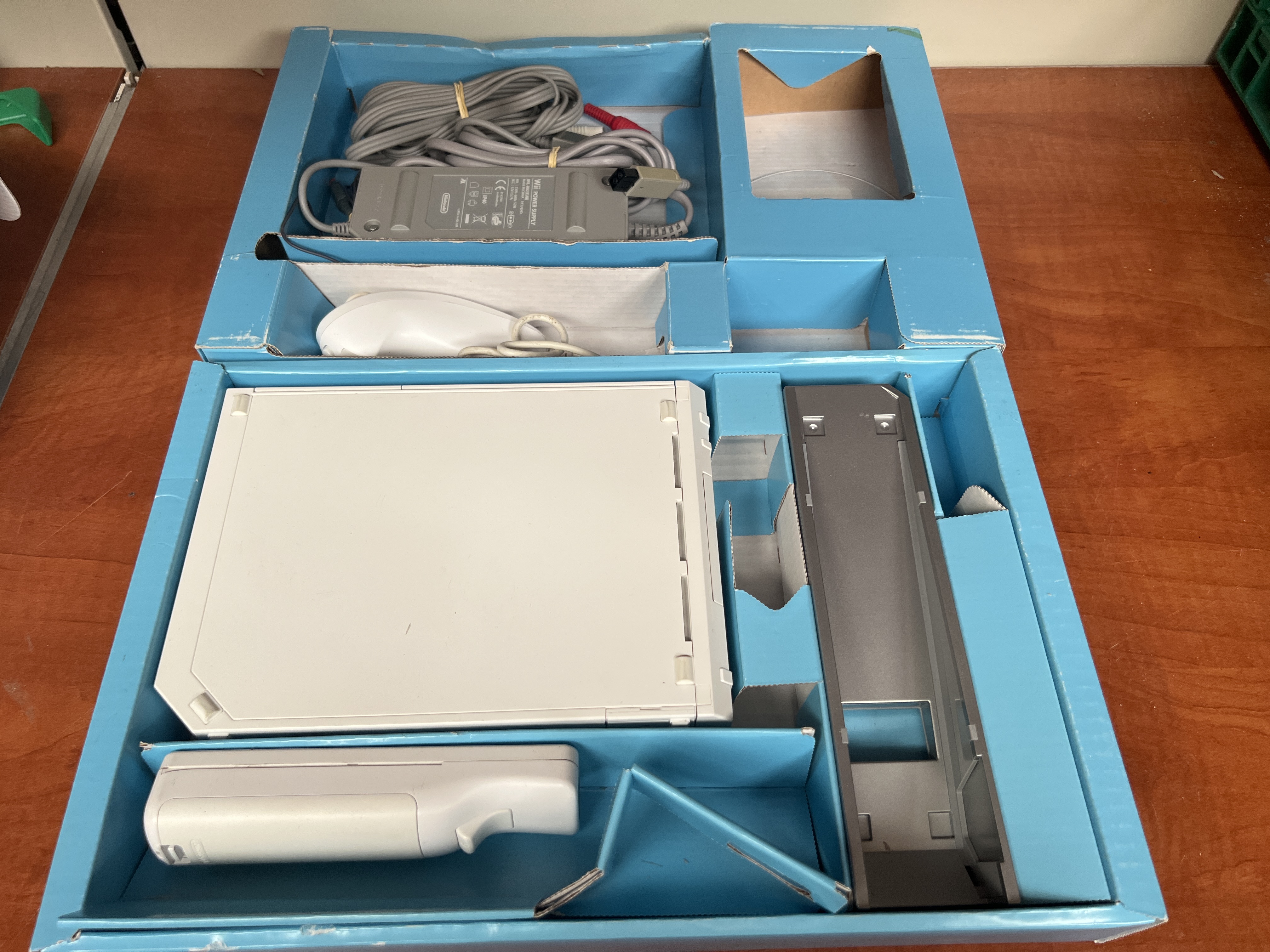 Console Nintendo Wii blanche avec Wii Sports PAL en boîte — photo 2