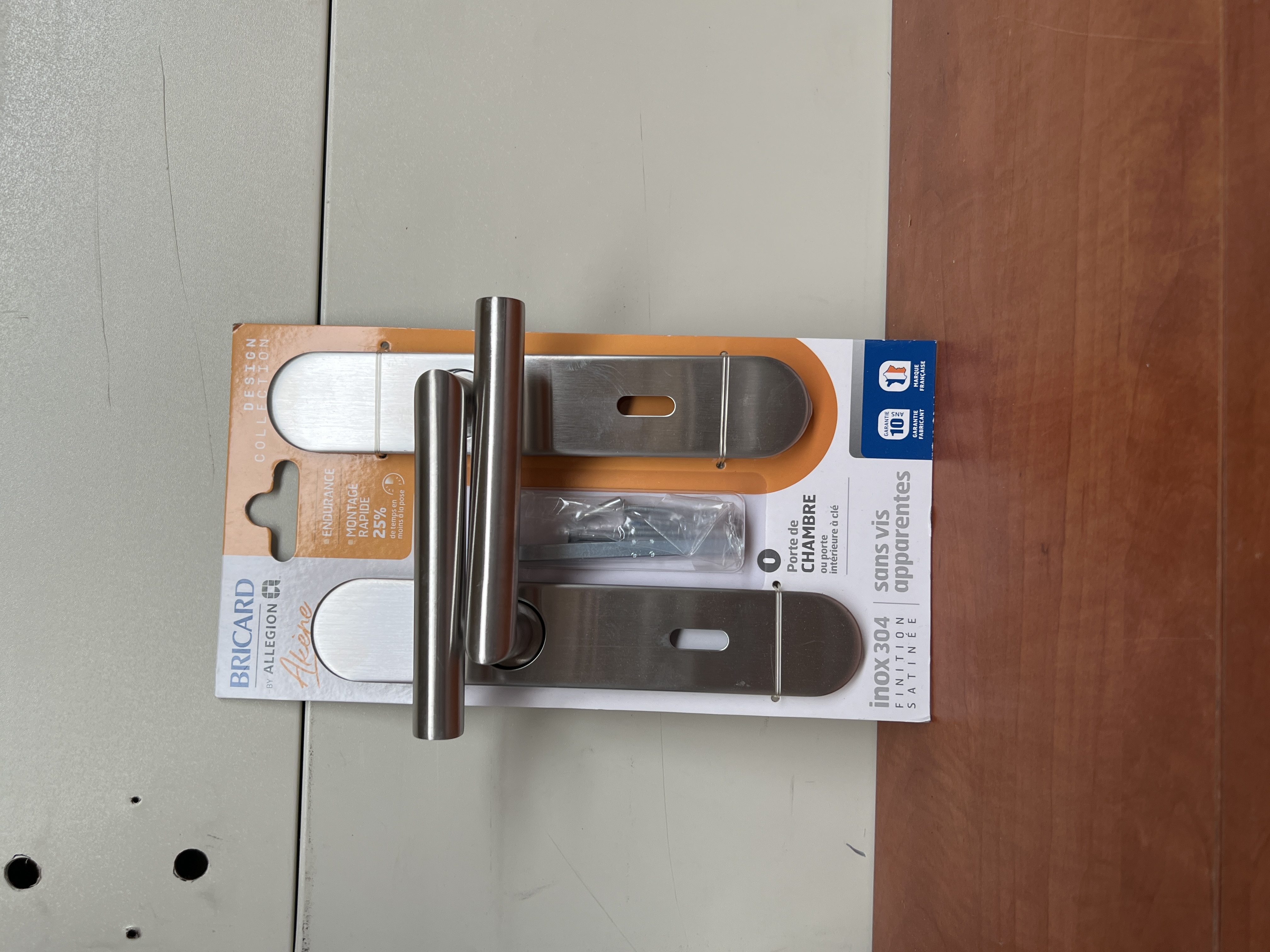 Poignées de porte Bricard Akène sur plaque inox satiné clé L