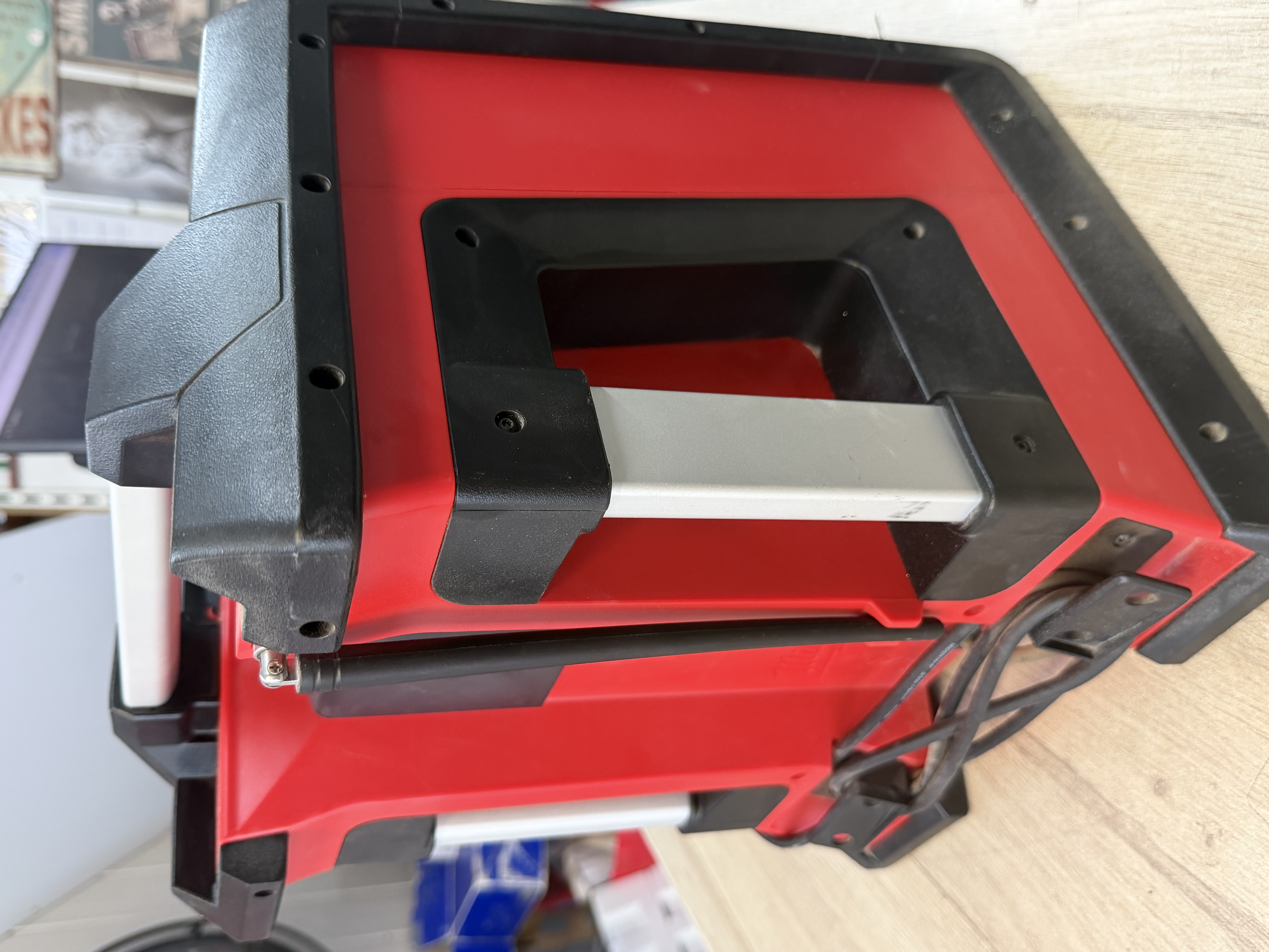 Radio de chantier Milwaukee M18 RC-0 18V avec chargeur intégré — photo 2