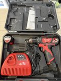 Milwaukee M12 BDD perceuse-visseuse 12 V avec 2 batteries — photo 1