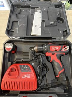 Milwaukee M12 BDD perceuse-visseuse 12 V avec 2 batteries