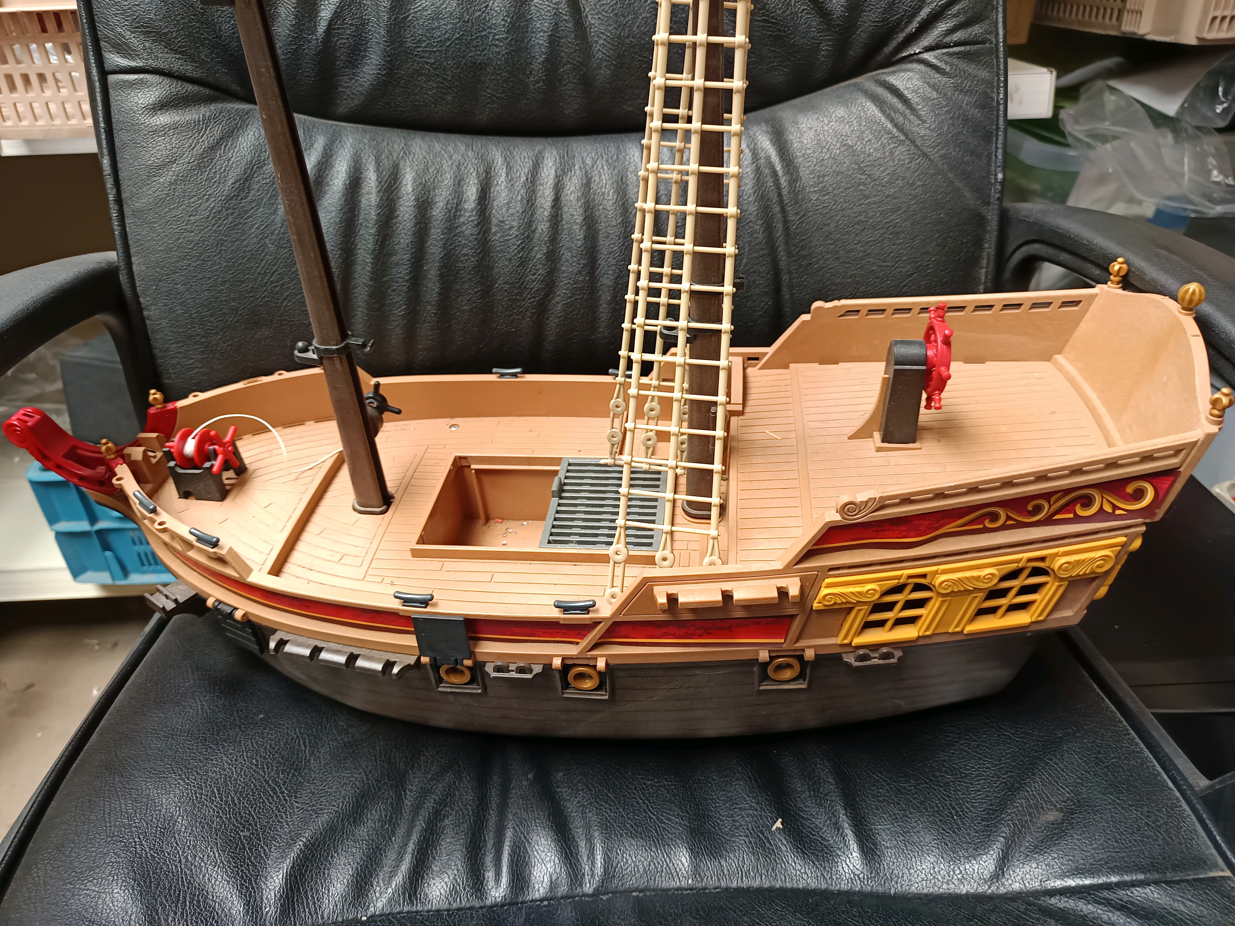 Grand bateau pirate jouet en plastique avec mât et gréement