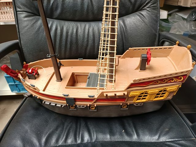 Grand bateau pirate jouet en plastique avec mât et gréement