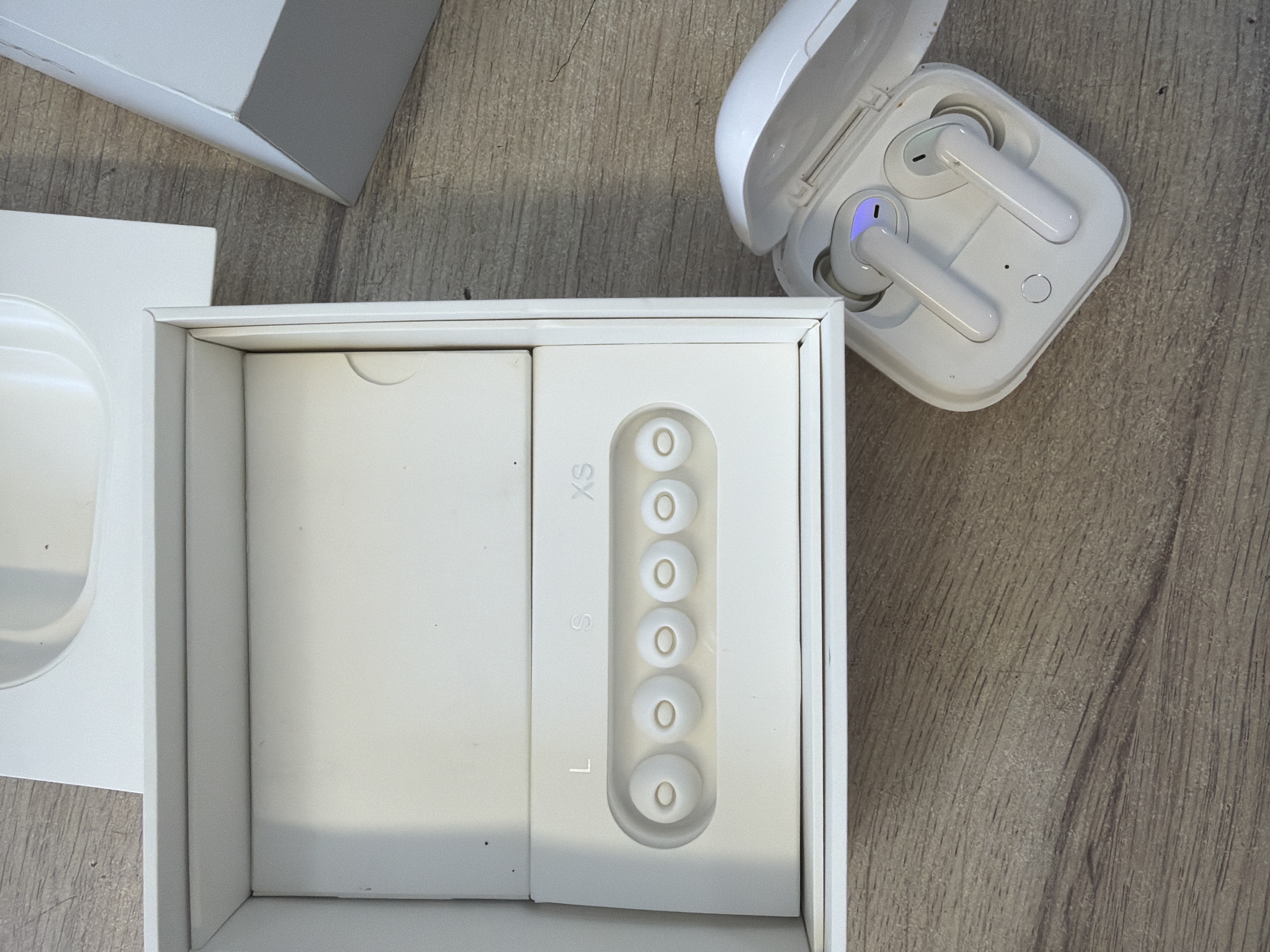Écouteurs sans fil OPPO Enco W51 blanc avec boîtier de charge — photo 2